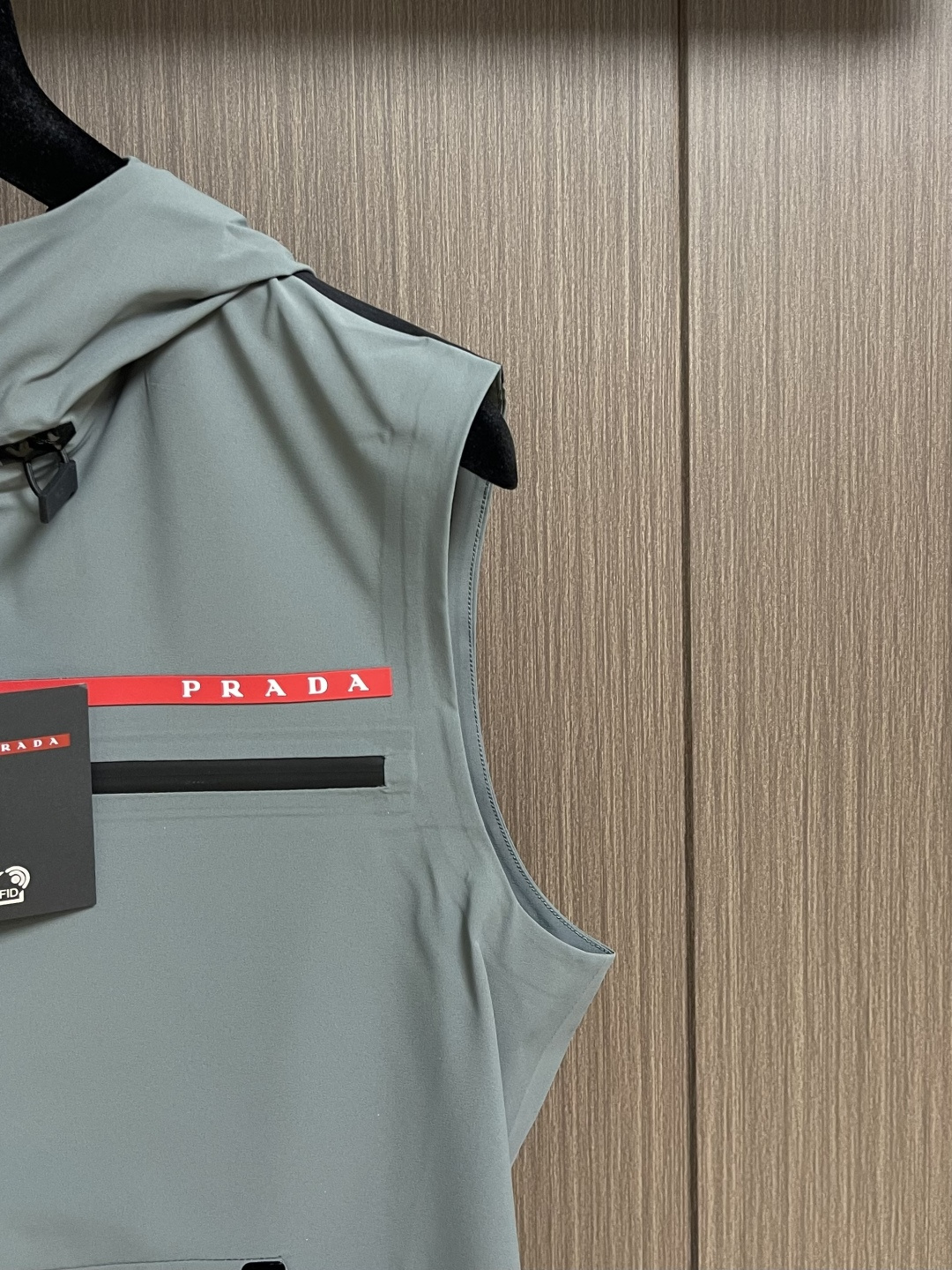 Prada 春夏连帽无袖马甲袖拉链外套，精致工艺面料，经典无袖马甲连帽设计，无论是上身舒适度还是都是无可