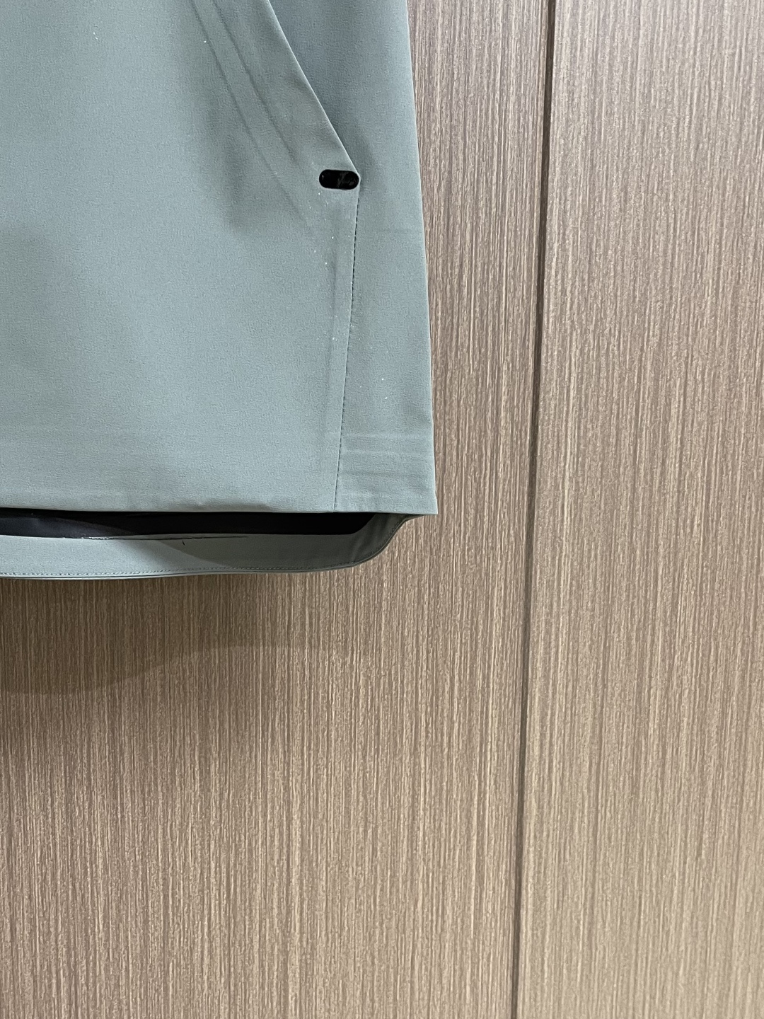 Prada 春夏连帽无袖马甲袖拉链外套，精致工艺面料，经典无袖马甲连帽设计，无论是上身舒适度还是都是无可