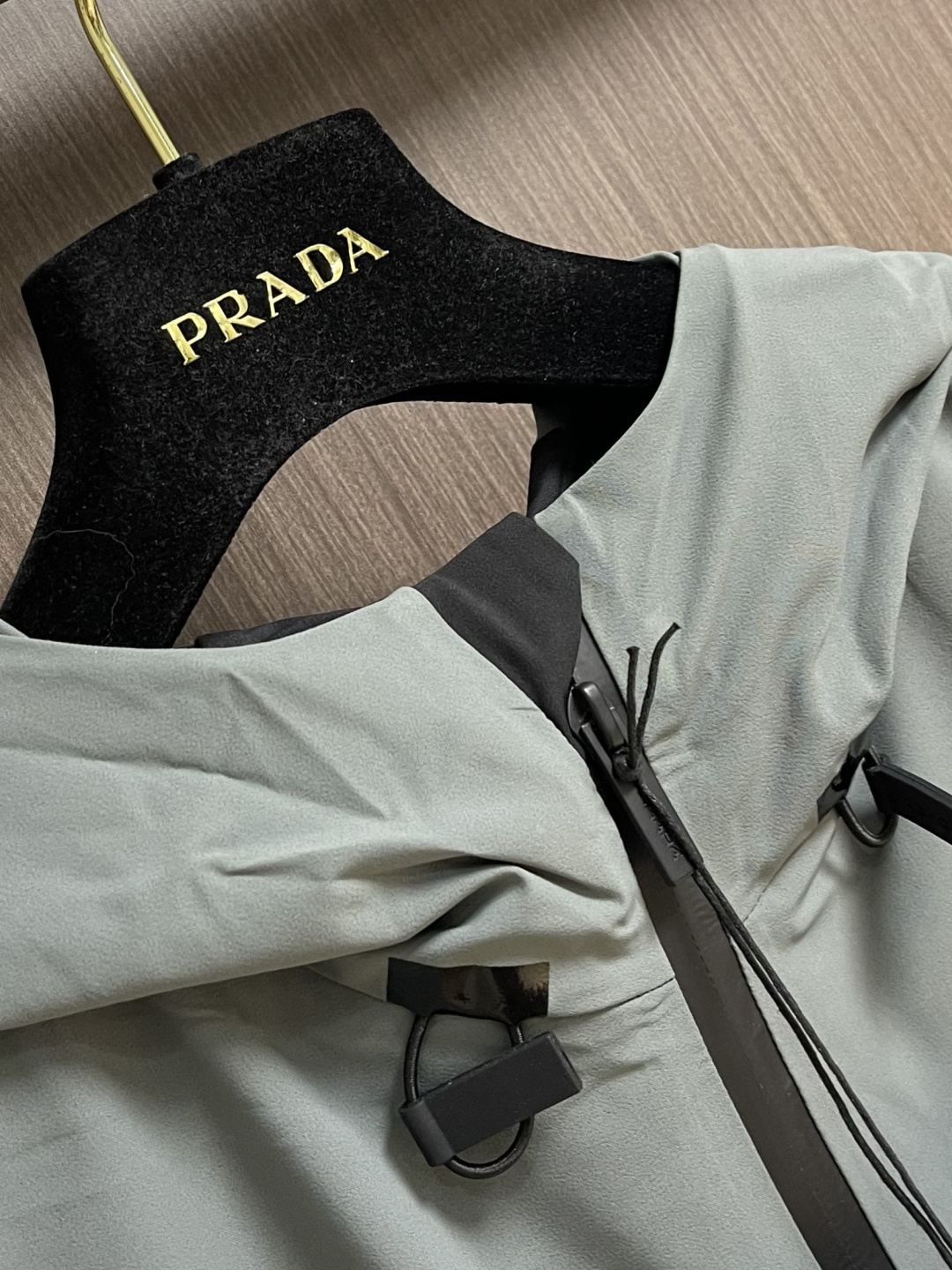 Prada 春夏连帽无袖马甲袖拉链外套，精致工艺面料，经典无袖马甲连帽设计，无论是上身舒适度还是都是无可