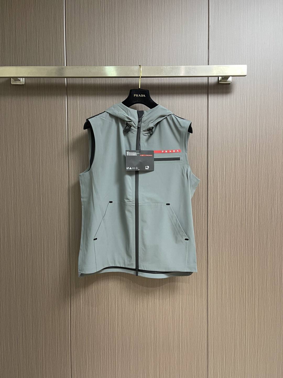 Prada 春夏连帽无袖马甲袖拉链外套，精致工艺面料，经典无袖马甲连帽设计，无论是上身舒适度还是都是无可