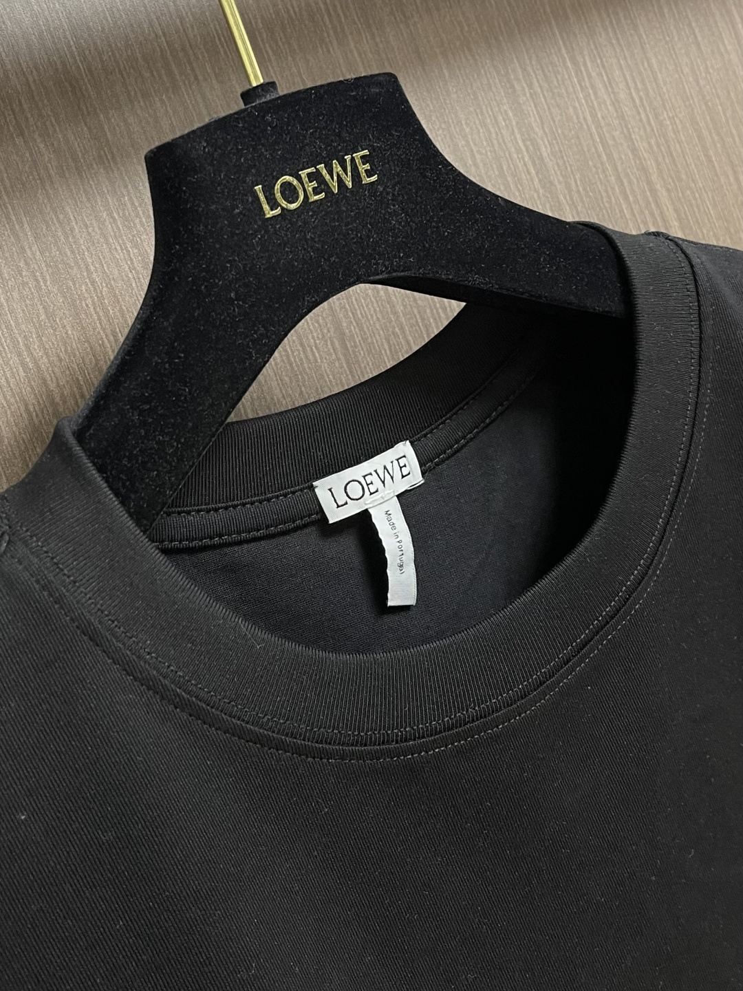 Loewe Anagram 刺绣短袖T恤，面料采用50支平纹双股面料，搭配1*1索罗娜螺纹。绣花采用立体