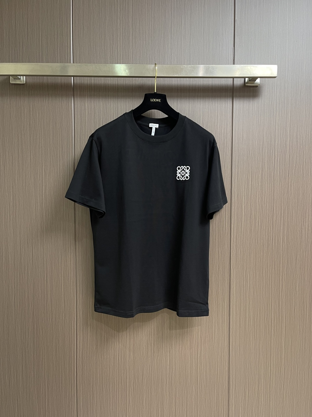 Loewe Anagram 刺绣短袖T恤，面料采用50支平纹双股面料，搭配1*1索罗娜螺纹。绣花采用立体
