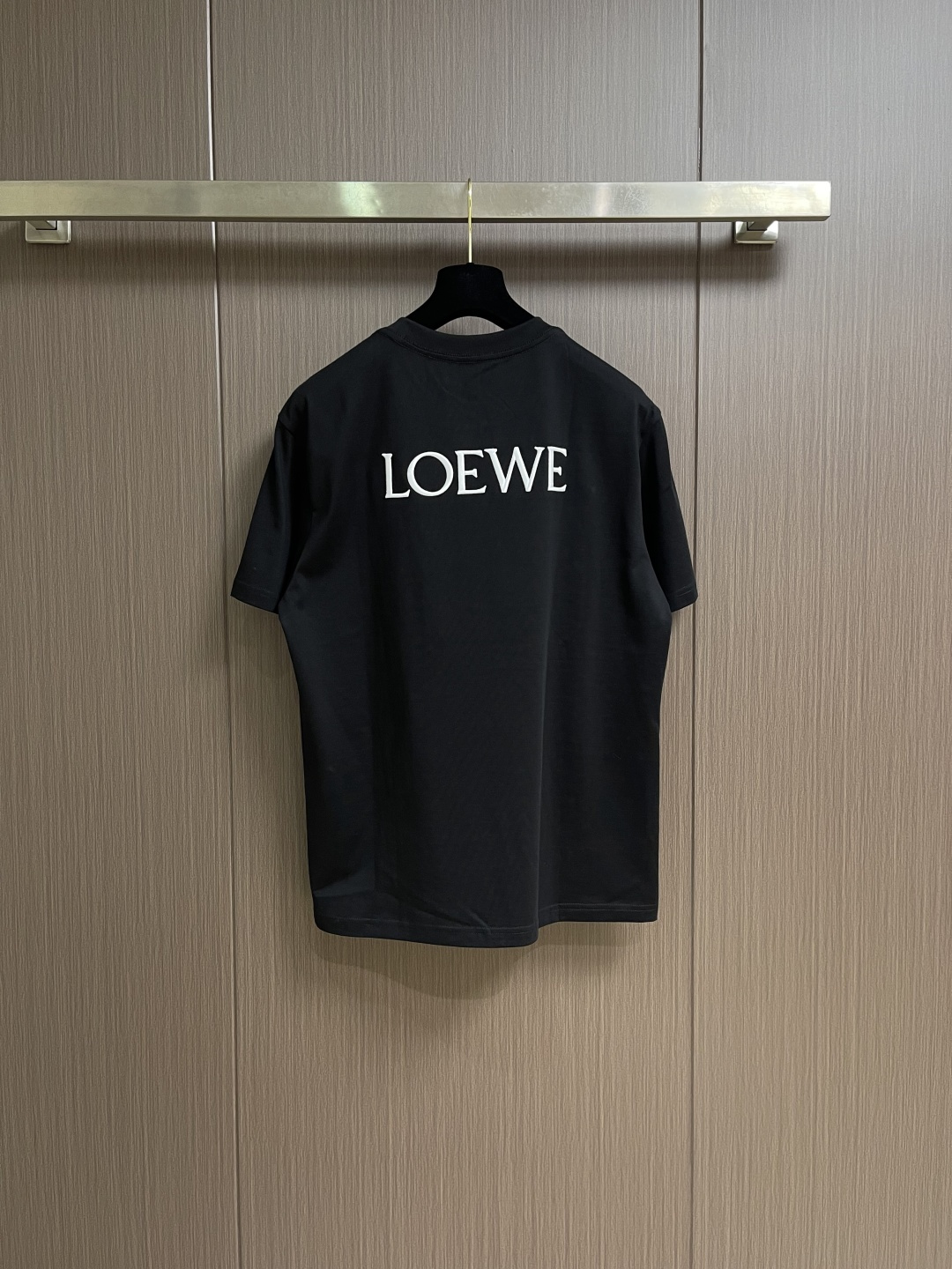 Loewe Anagram 刺绣短袖T恤，面料采用50支平纹双股面料，搭配1*1索罗娜螺纹。绣花采用立体