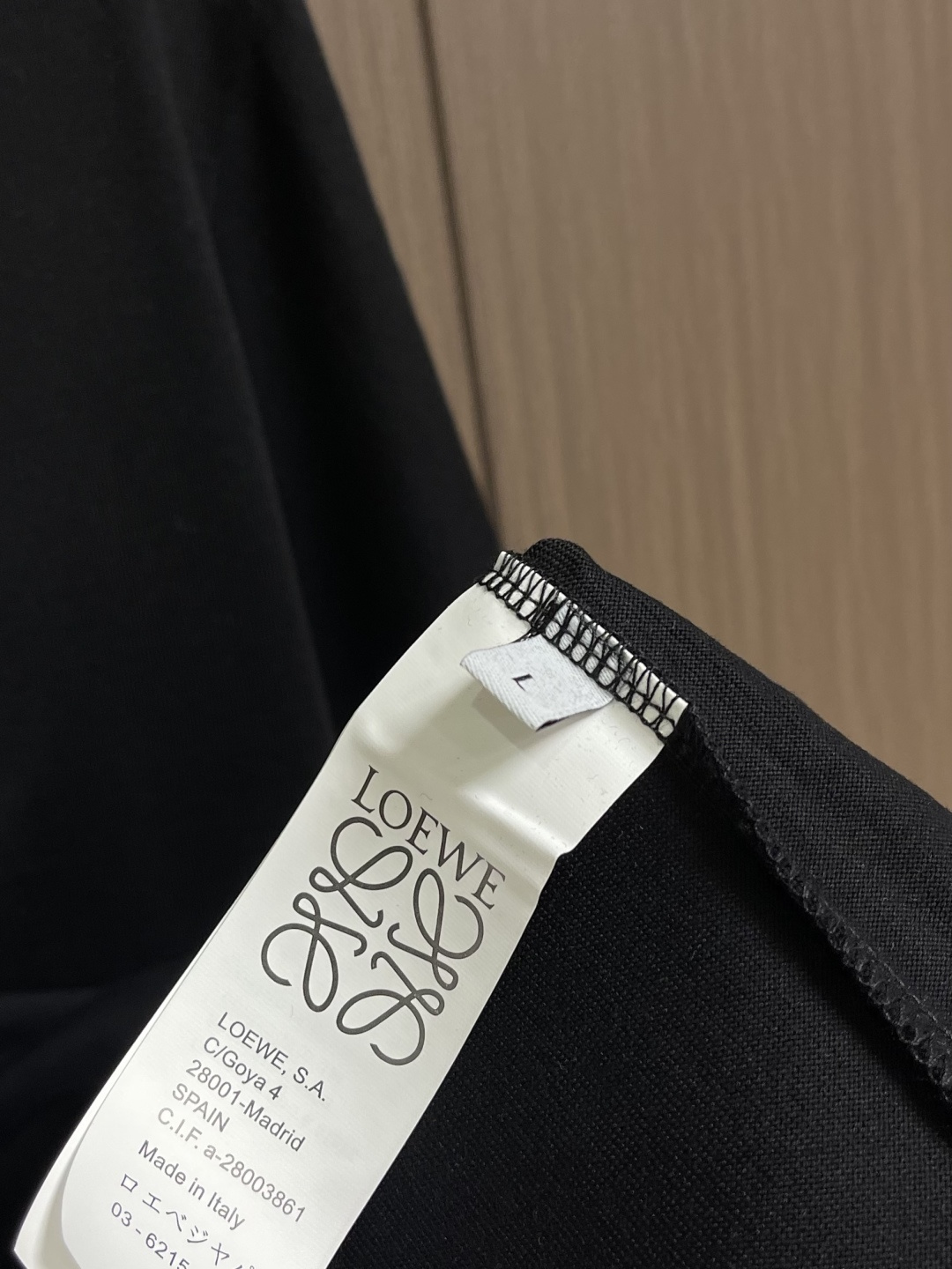 Loewe Anagram 刺绣短袖T恤，面料采用50支平纹双股面料，搭配1*1索罗娜螺纹。绣花采用立体