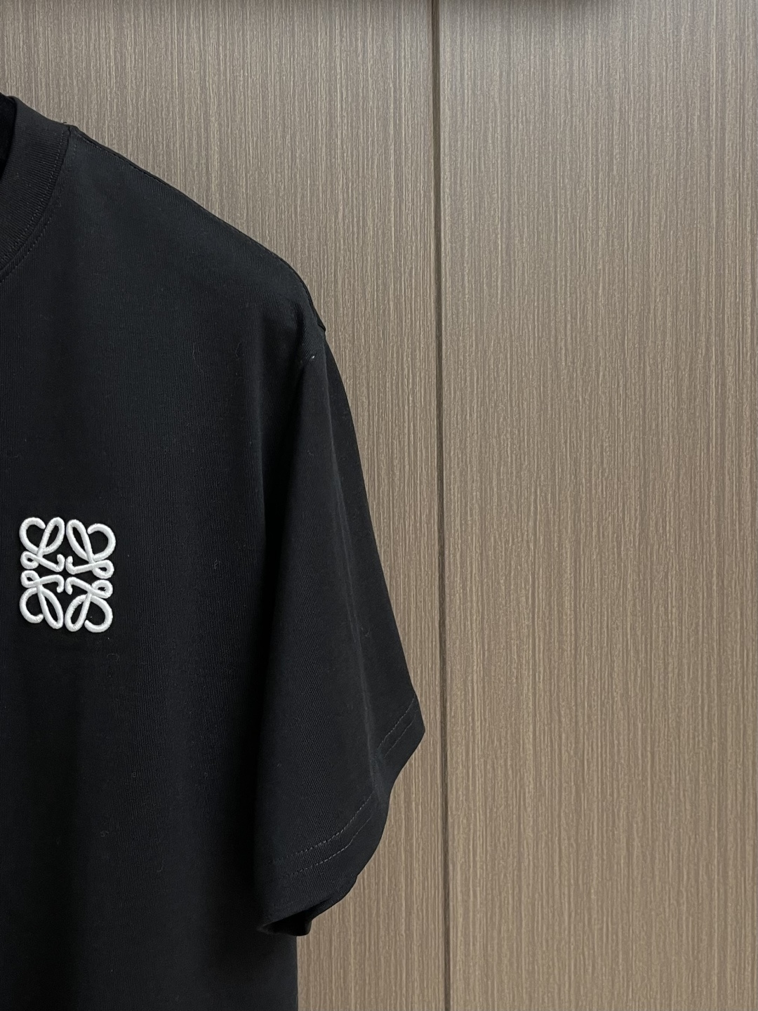 Loewe Anagram 刺绣短袖T恤，面料采用50支平纹双股面料，搭配1*1索罗娜螺纹。绣花采用立体