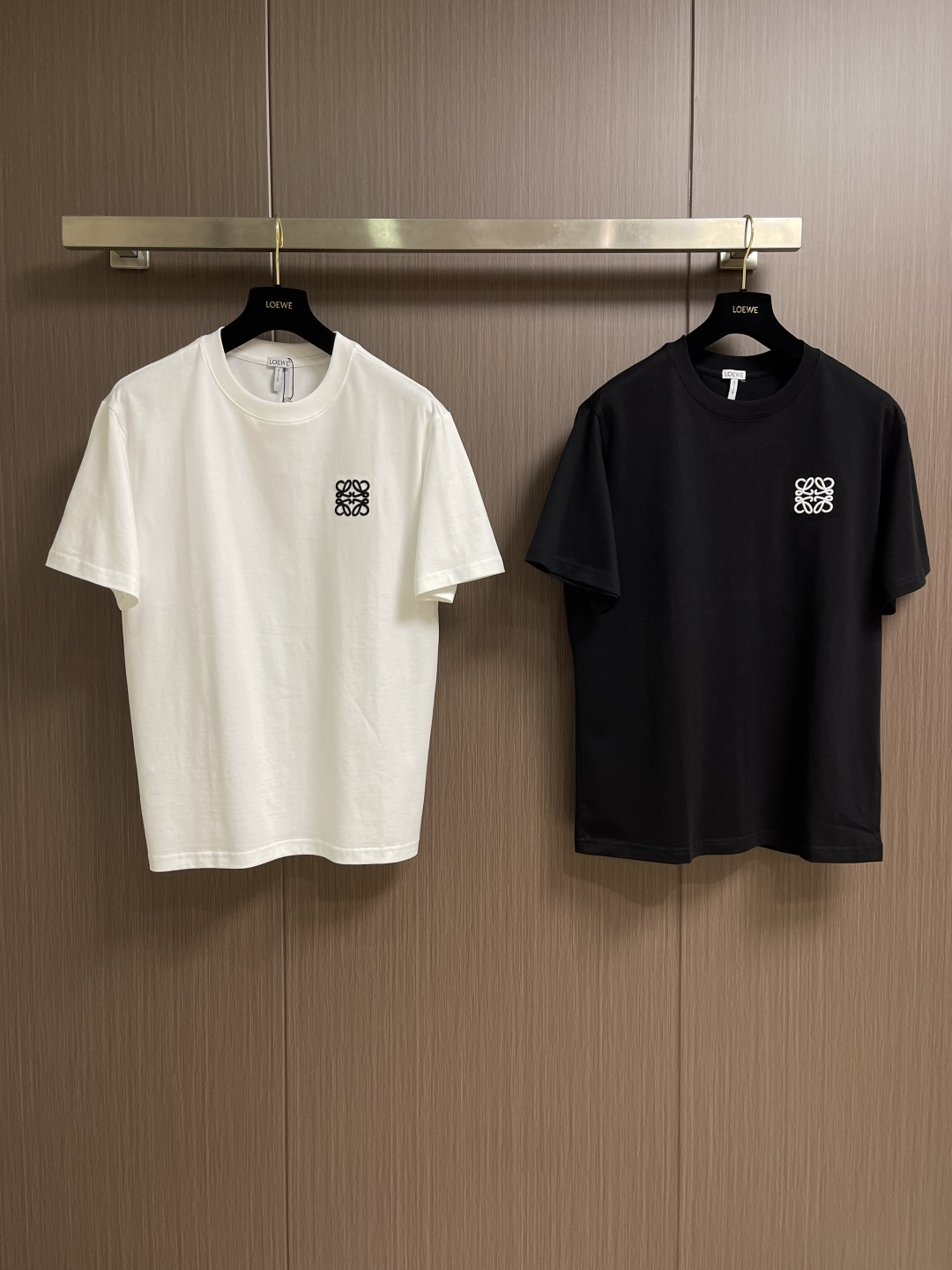 Loewe Anagram 刺绣短袖T恤，面料采用50支平纹双股面料，搭配1*1索罗娜螺纹。绣花采用立体