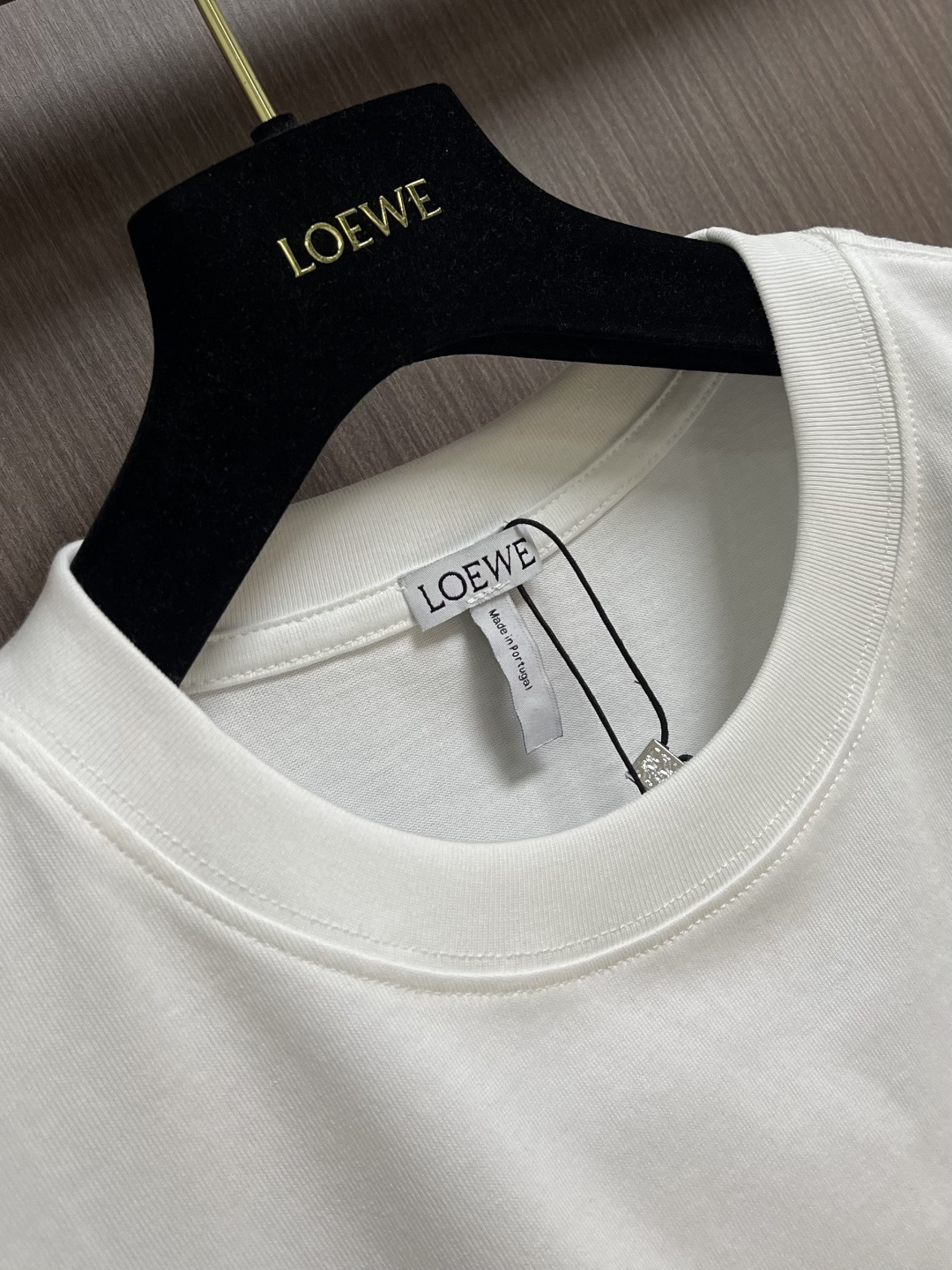Loewe Anagram 刺绣短袖T恤，面料采用50支平纹双股面料，搭配1*1索罗娜螺纹。绣花采用立体