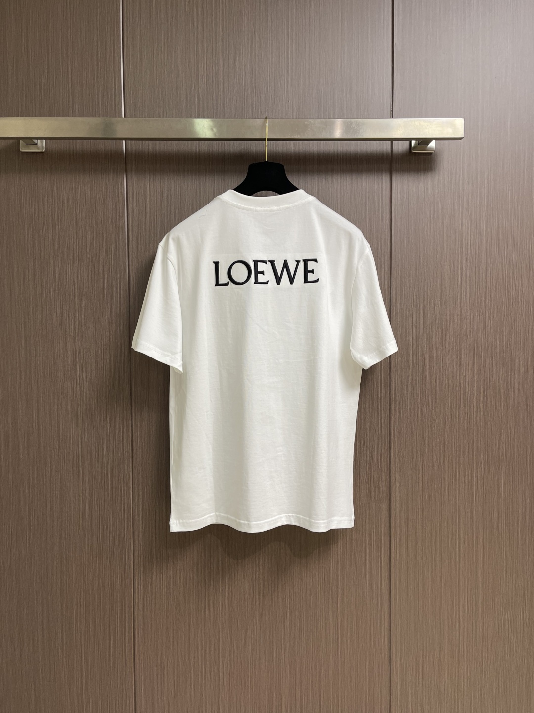 Loewe Anagram 刺绣短袖T恤，面料采用50支平纹双股面料，搭配1*1索罗娜螺纹。绣花采用立体