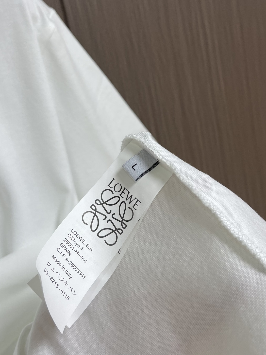 Loewe Anagram 刺绣短袖T恤，面料采用50支平纹双股面料，搭配1*1索罗娜螺纹。绣花采用立体
