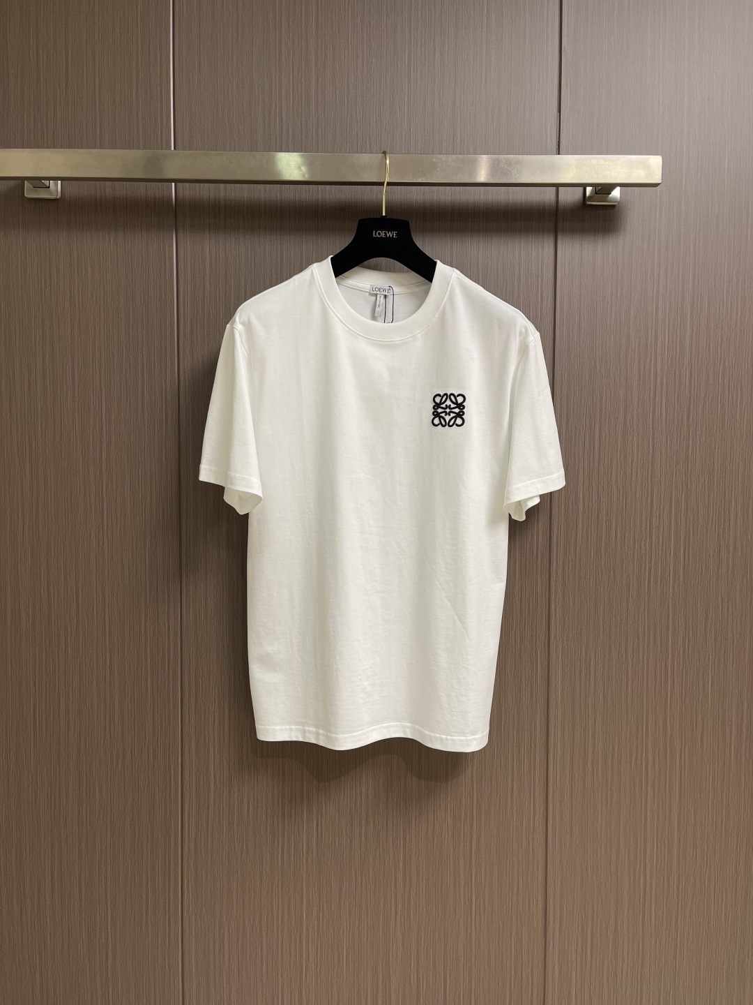 NO:745905,Loewe Anagram embroidered short-sleeved T-shirt, the fabric is made of 50-count plain double-ply fabric, with 1*1 Salona thread. The embroidery is three-dimensional embroidery.  Matte embroidery thread.  Original dyeing.  The inside is padded with washed cotton to prevent the clothes from getting wrinkled when they are washed in the sun. The fabric is washed and the pattern is fixed.  Custom dyed color. Lightweight cotton T-shirt. Regular fit, standard length, round neck design, ribbed collar, two-tone Anagram embroidery on the chest. Sizes M-3XL Size M Length 67cm Shoulder Width 47.5cm Bust 104cm L Length 69cm Shoulder Width 49cm Bust 108cm XL Length 71cm Shoulder Width 50.5cm Bust 112cm  XXL size is 73cm long, shoulder width is 52cm, bust is 116cm, XXXL size is 75cm long, shoulder width is 53.5cm, bust is 120cm, loewe, T-shirt, tees, t-shirt,19860909Loewe Anagram 刺绣短袖T恤,面料采用50支平纹双股面料,搭配1*1索罗娜螺纹.绣花采用立体刺绣．哑光绣花线．原版定染．内里搭垫洗水棉,让衣服晒洗时不会紧皱.面料布匹洗水,固定版型．定染颜色.轻盈棉质T恤.常规版型,标准长度,圆领设计,罗纹衣领,胸前饰有双色Anagram刺绣.尺码M-3XL M码衣长67cm肩宽47.5cm 胸围104cm L码衣长69cm肩宽49cm 胸围108cm XL码衣长71cm 肩宽50.5cm 胸围112cm XXL码衣长73cm肩宽52cm 胸围116cm XXXL码衣长75cm 肩宽53.5cm 胸围120cm,,loewe,T-shirt,tees，t-shirt,,Men's clothing