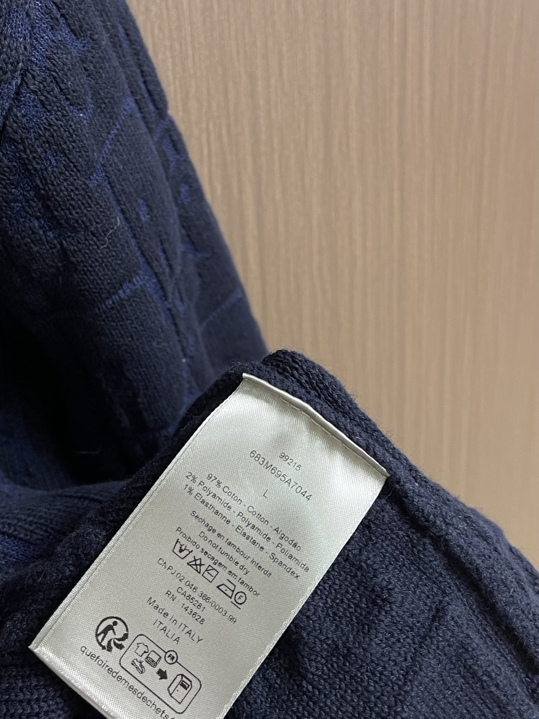Dior 字母提花针织毛衣，这款衣服采用精选优质面料制作，触感柔软亲肤，透气性与舒适度俱佳，日常穿着不易