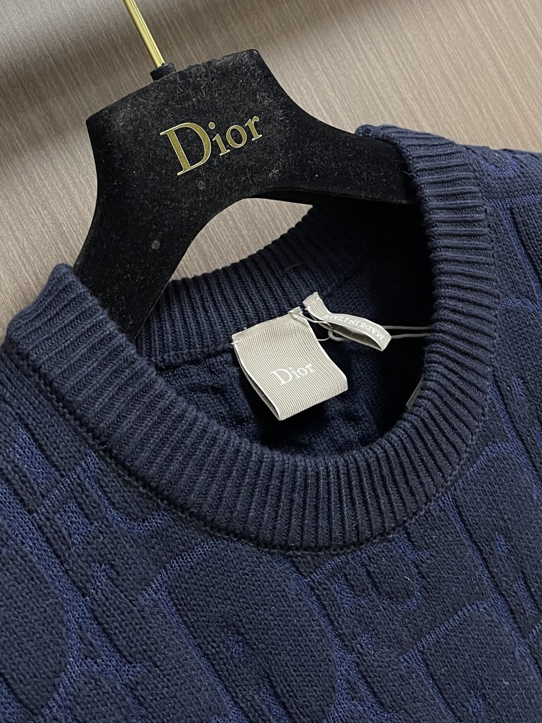 Dior 字母提花针织毛衣，这款衣服采用精选优质面料制作，触感柔软亲肤，透气性与舒适度俱佳，日常穿着不易