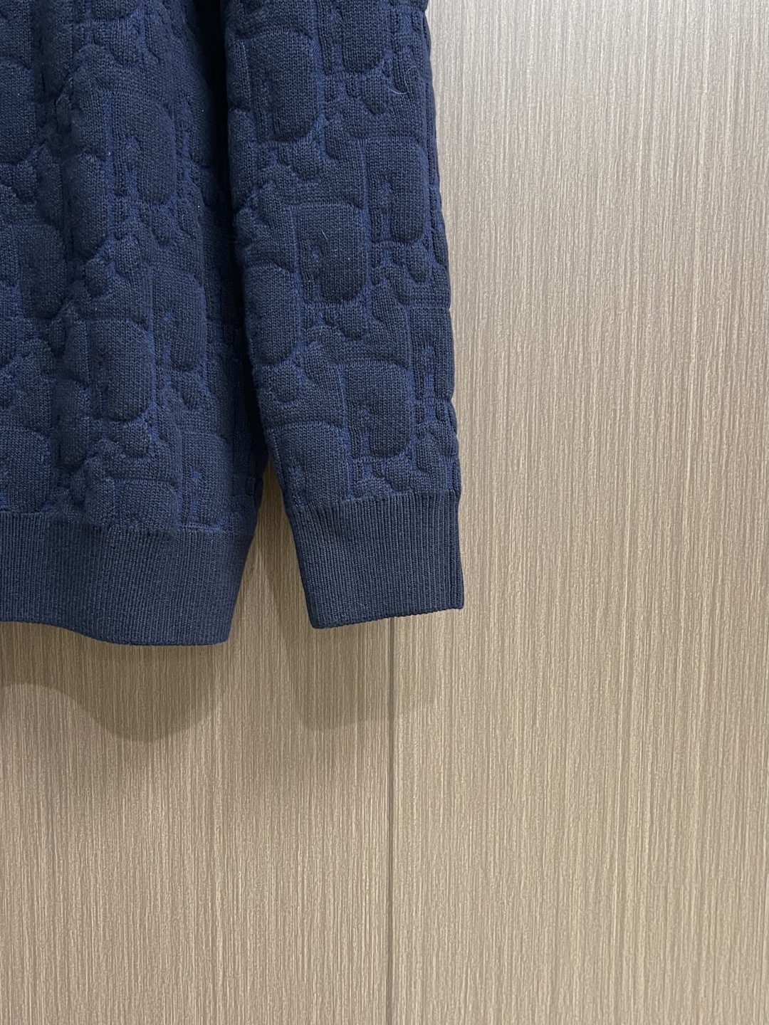 Dior 字母提花针织毛衣，这款衣服采用精选优质面料制作，触感柔软亲肤，透气性与舒适度俱佳，日常穿着不易