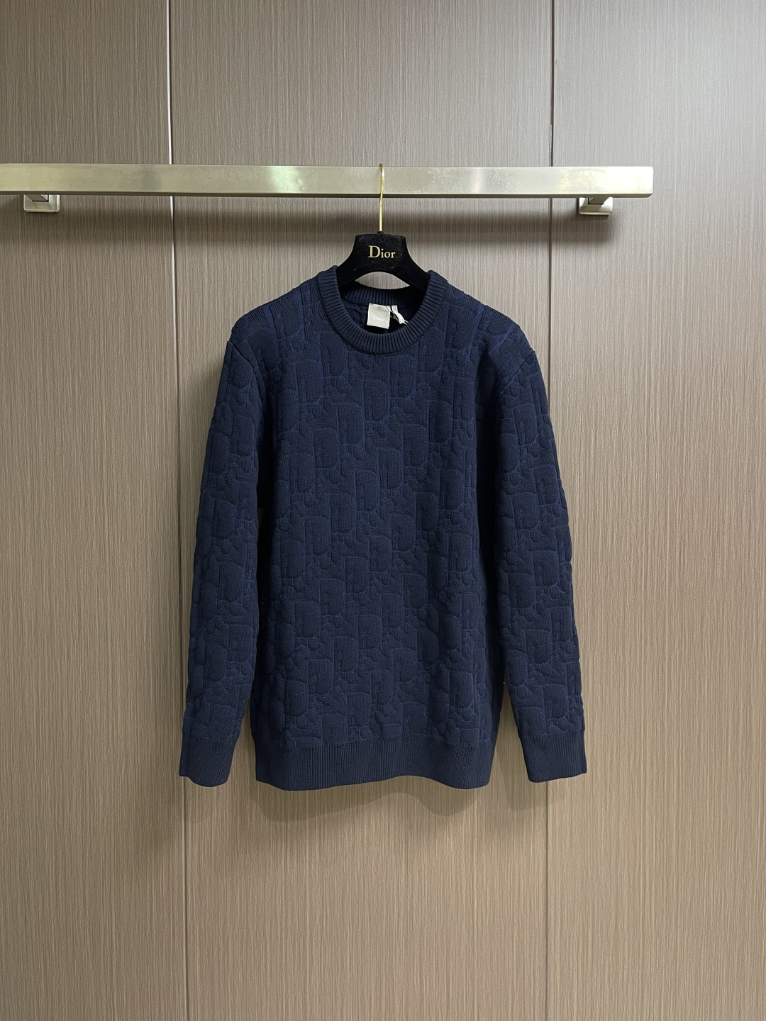 Dior 字母提花针织毛衣，这款衣服采用精选优质面料制作，触感柔软亲肤，透气性与舒适度俱佳，日常穿着不易