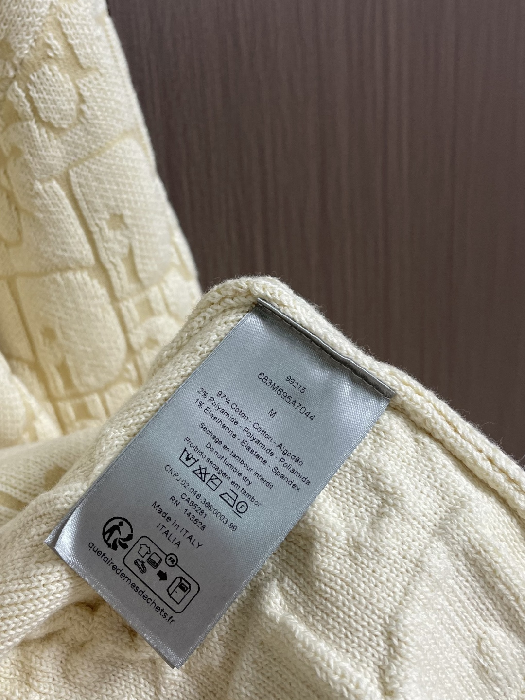 Dior 字母提花针织毛衣，这款衣服采用精选优质面料制作，触感柔软亲肤，透气性与舒适度俱佳，日常穿着不易