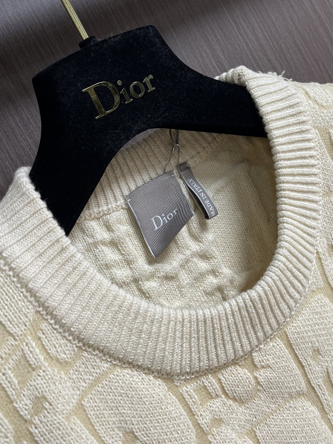 Dior 字母提花针织毛衣，这款衣服采用精选优质面料制作，触感柔软亲肤，透气性与舒适度俱佳，日常穿着不易