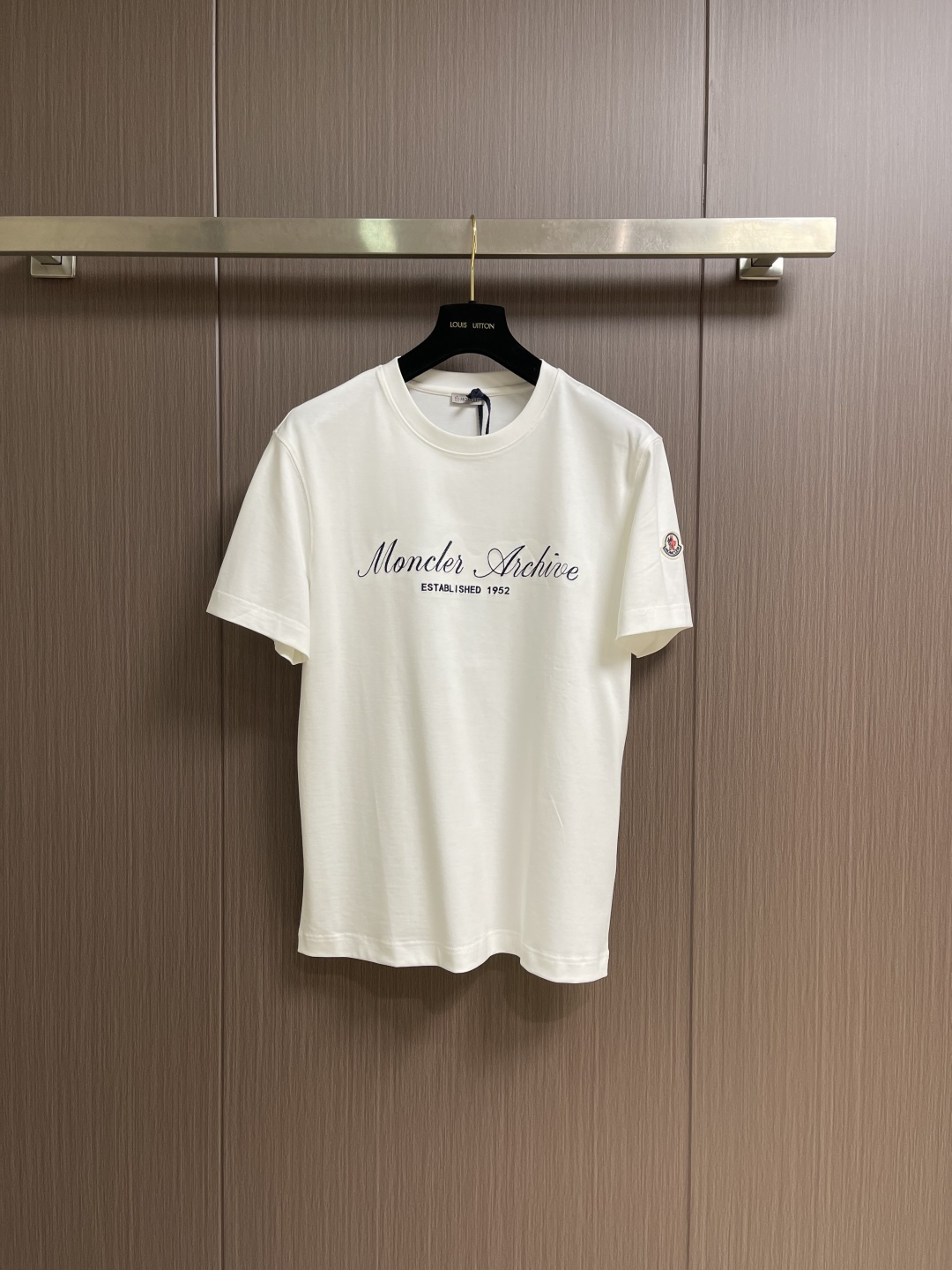 NO:745856,Moncler 2026SS new spring and summer short-sleeved T-shirt with letter flocking print logo, 'Moner Archive EST. 1952' flocking printing on the front + classic embroidered badges on the sleeves. It is made of high-count and high-density 80-count double-strand mercerized cotton. The upper body is comfortable and breathable, soft, delicate and slightly stretchy. Sizes 48-56, bust 106 for size 48, shoulder width 49.3, mid-length back 66, bust size 50 110  Shoulder width 50.5, center length 68 for size 52, chest 114 for size 52, shoulder width 51.7, center length 70 for size 54, chest 118 for size 54, shoulder width 52.9, center length 72 for size 56, chest 122 for size 56, shoulder width 54.1, center length 74,, T-shirt, tees, t-shirt,19860909Moncler 2026SS春夏新品字母植绒印花标识短袖T恤,正面'Moner Archive EST. 1952'字样植绒印花＋袖边点缀经典刺绣徽章,采用高支数高密度80支双股丝光棉,上身舒适透气、柔软细腻微弹.尺码48-56 48码胸围106 肩宽49.3 后中长66 50码胸围110 肩宽50.5 后中长68 52码胸围114 肩宽51.7 后中长70 54码胸围118 肩宽52.9 后中长72 56码胸围122 肩宽54.1 后中长74,,T-shirt,tees，t-shirt,,Men's clothing