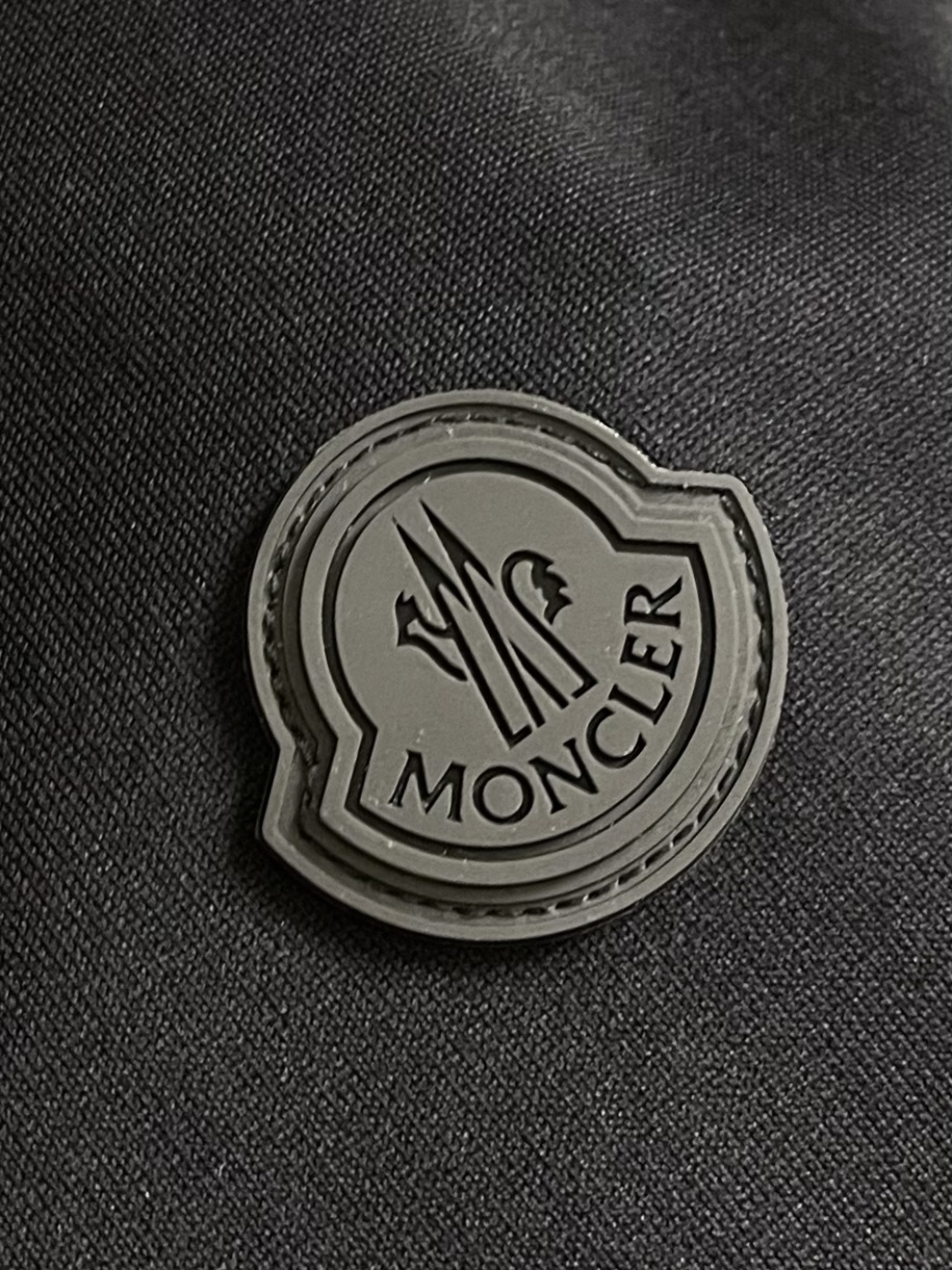 Moncler 2026SS早春新品短袖T恤，经典徽标短袖T恤。精选280g 高支精梳棉混纺面料，亲肤透