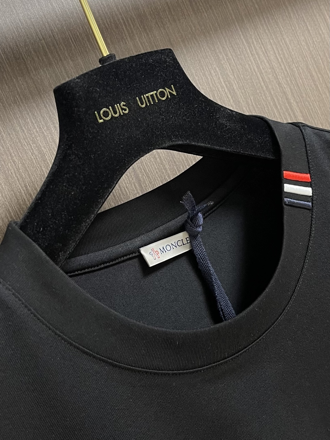 Moncler 2026SS早春新品短袖T恤，经典徽标短袖T恤。精选280g 高支精梳棉混纺面料，亲肤透