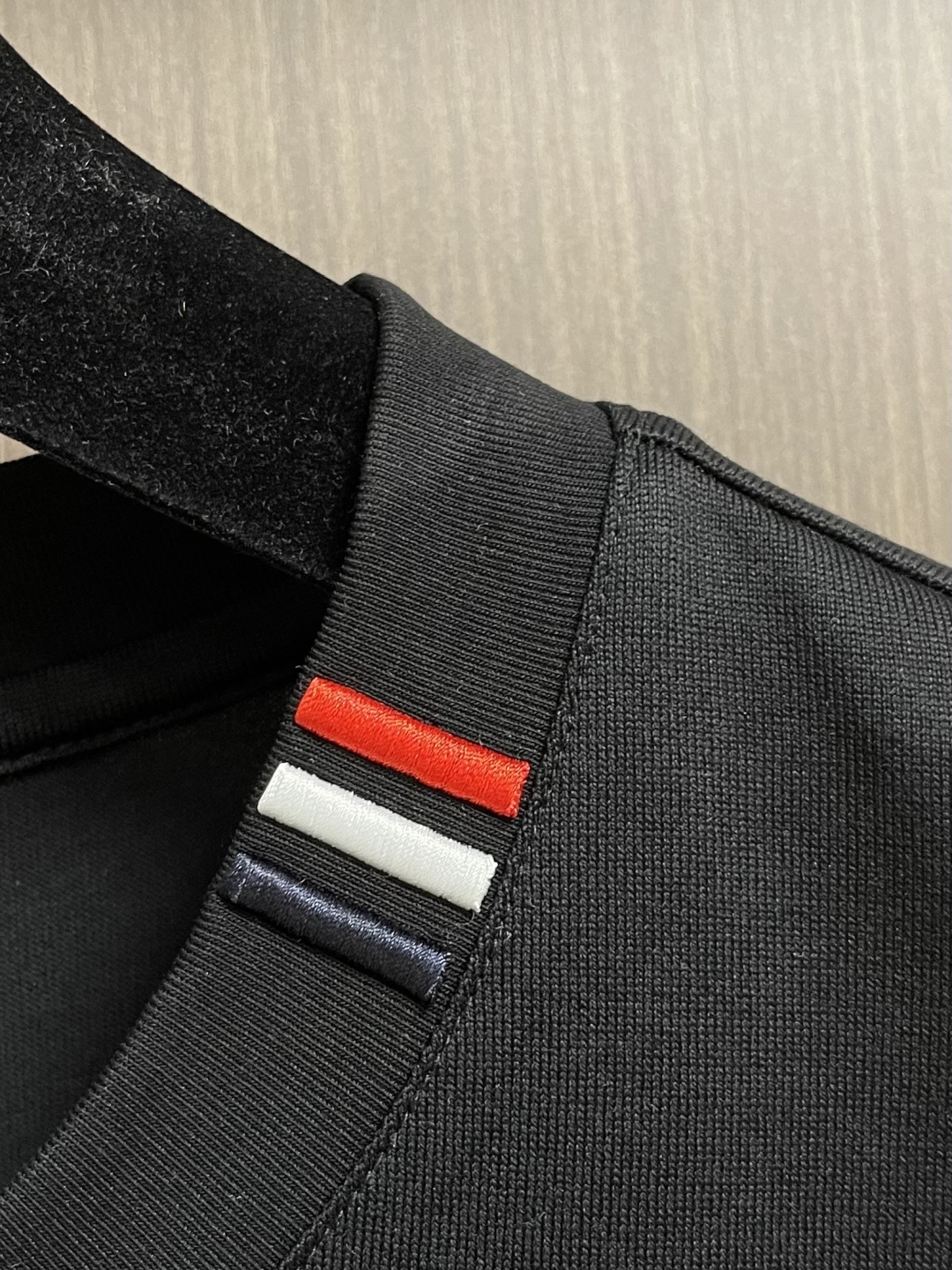 Moncler 2026SS早春新品短袖T恤，经典徽标短袖T恤。精选280g 高支精梳棉混纺面料，亲肤透
