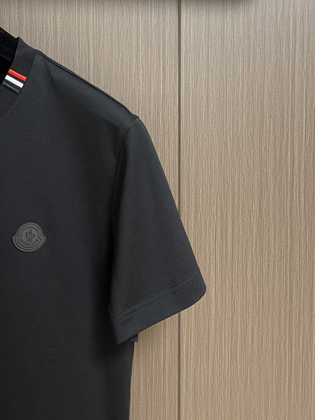Moncler 2026SS早春新品短袖T恤，经典徽标短袖T恤。精选280g 高支精梳棉混纺面料，亲肤透