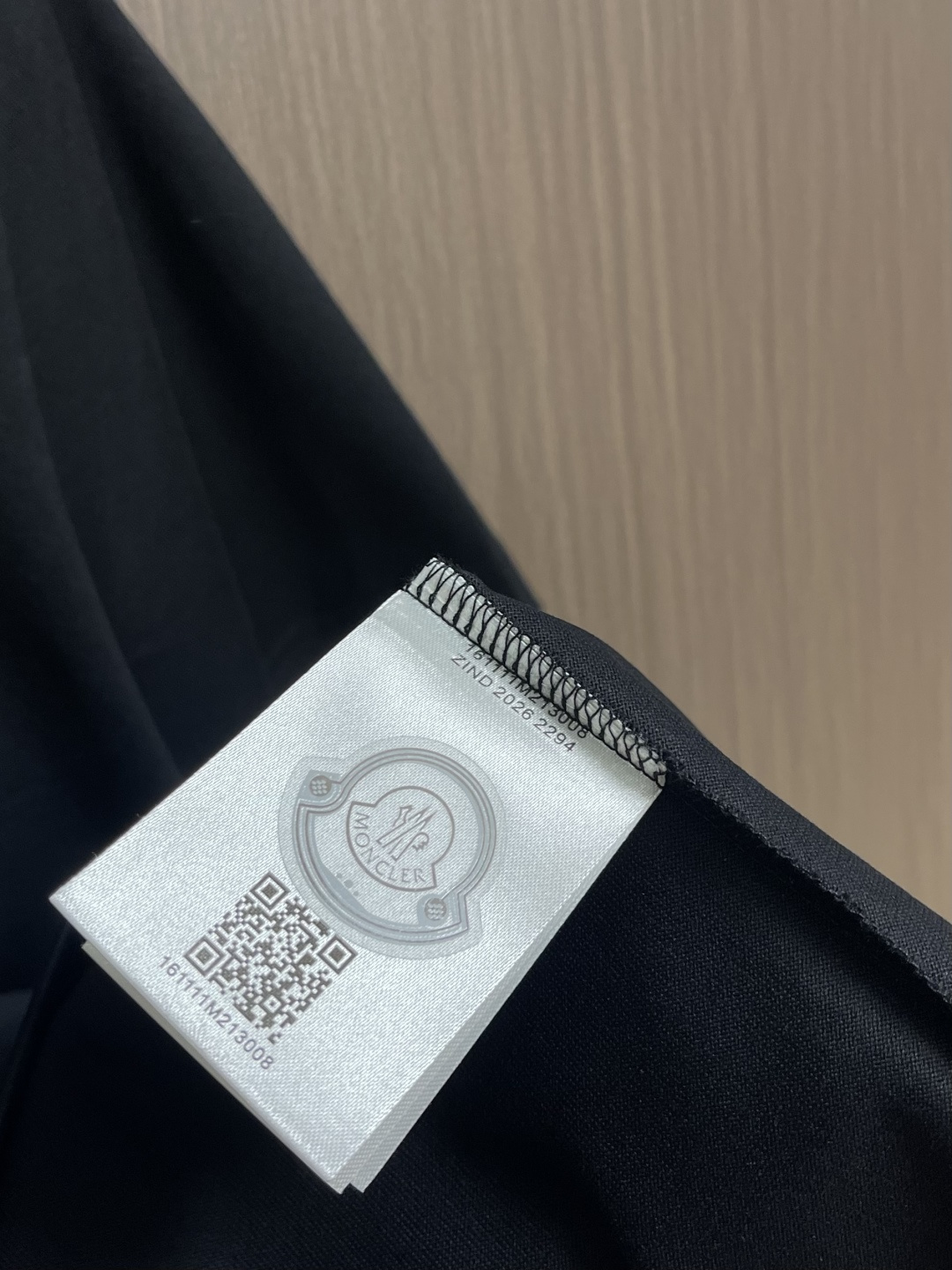 Moncler 2026SS早春新品短袖T恤，经典徽标短袖T恤。精选280g 高支精梳棉混纺面料，亲肤透