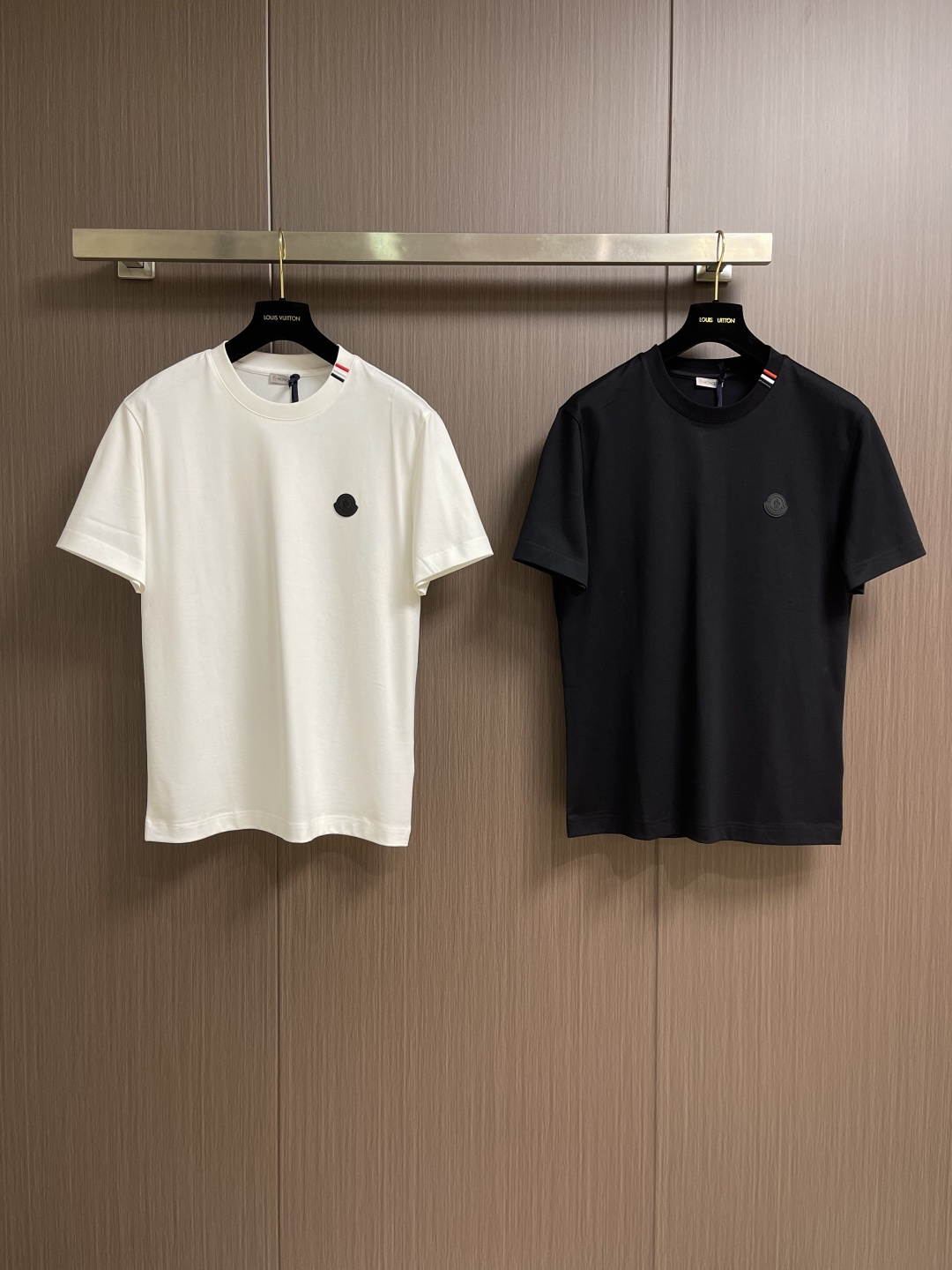 Moncler 2026SS早春新品短袖T恤，经典徽标短袖T恤。精选280g 高支精梳棉混纺面料，亲肤透