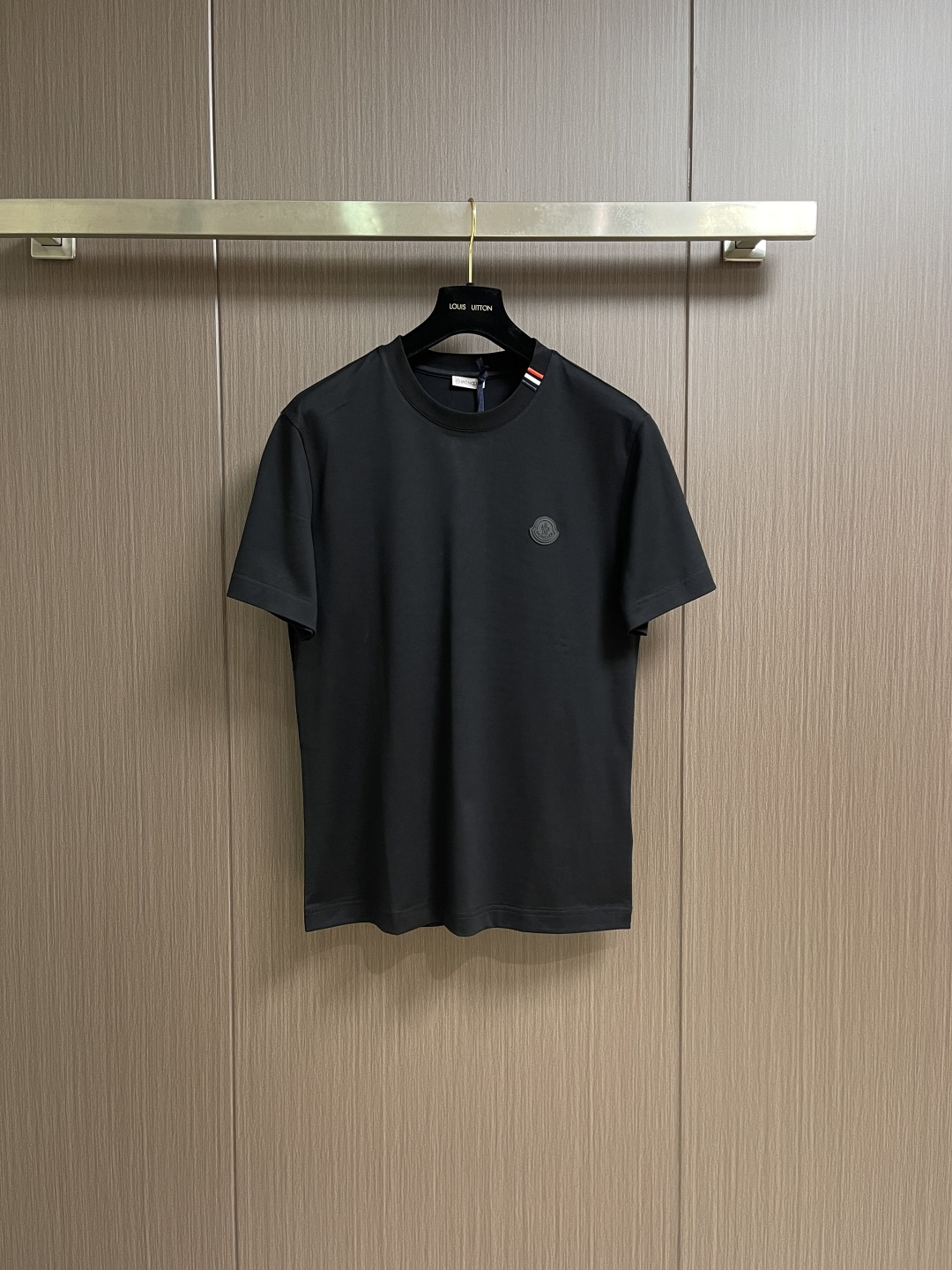 Moncler 2026SS早春新品短袖T恤，经典徽标短袖T恤。精选280g 高支精梳棉混纺面料，亲肤透