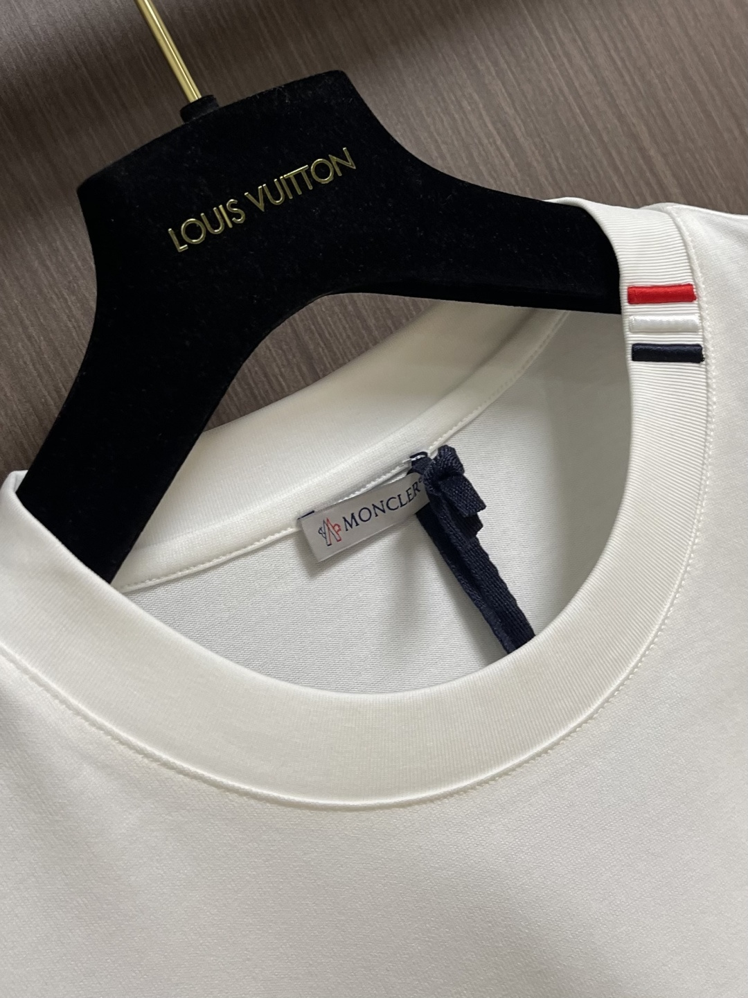 Moncler 2026SS早春新品短袖T恤，经典徽标短袖T恤。精选280g 高支精梳棉混纺面料，亲肤透
