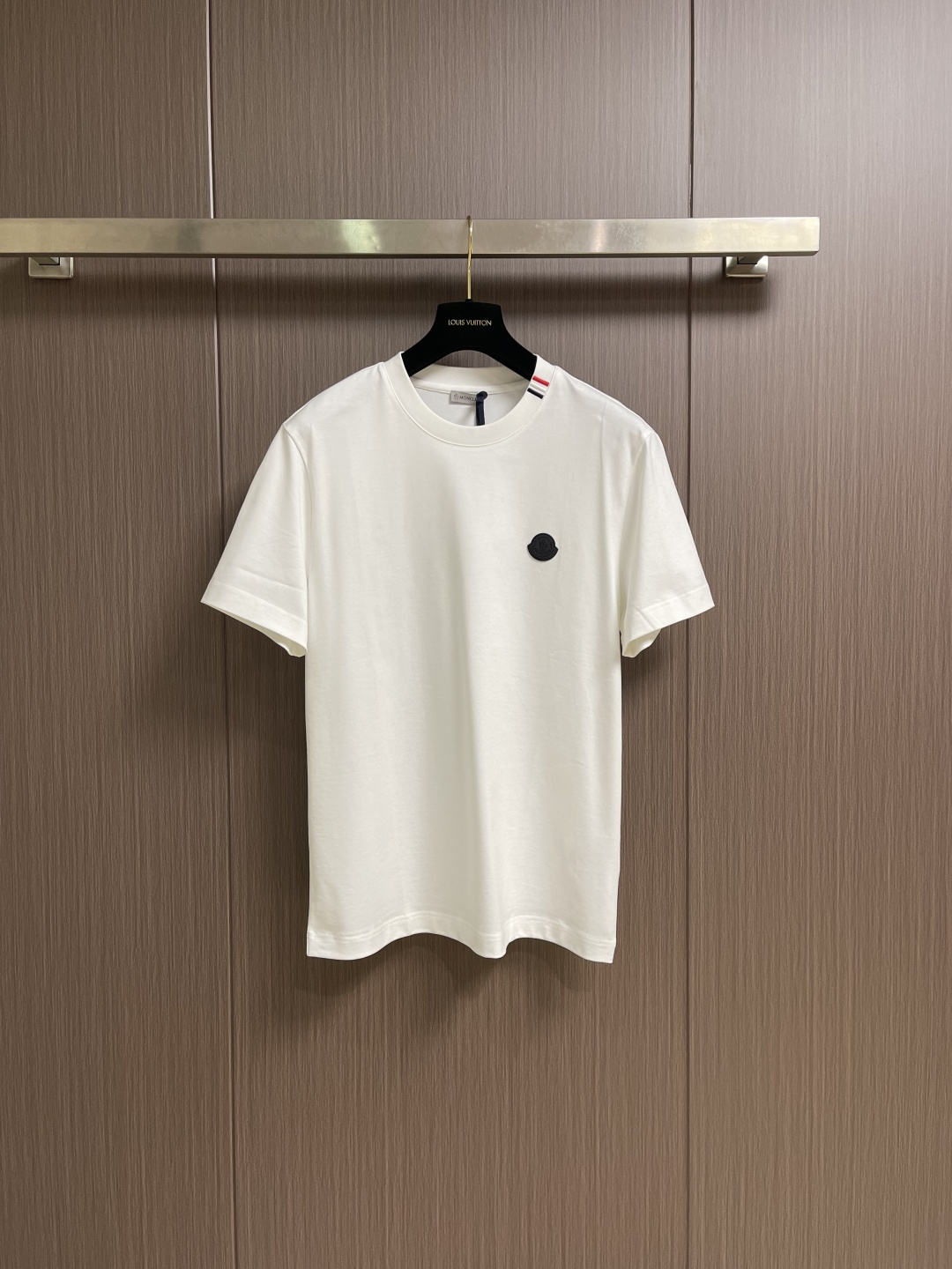 NO:745860,Moncler 2026SS early spring new short-sleeved T-shirt, classic logo short-sleeved T-shirt. Selected 280g high-count combed cotton blended fabric, which is skin-friendly, breathable and anti-wrinkle. It will not deform or pill after long-term wear, and the texture will be full!  The classic fit is not flattering on your figure, and the black and white colors are versatile and stress-free. They look great when worn alone or layered!  Size 48-56, size 48 chest 104, shoulder width 49.8, center length 67, size 50 chest 108, shoulder width 51, center length 69, size 52 chest 112, shoulder width 52.2, center length 71, size 54 chest 116, shoulder width 53.4, center length 73, size 56 chest 120  Shoulder width 54.6, back center length 75, T-shirt, tees, t-shirt,19860909Moncler 2026SS早春新品短袖T恤,经典徽标短袖T恤.精选280g 高支精梳棉混纺面料,亲肤透气还抗皱,久穿不变形、不起球,质感直接拉满！经典合身版型不挑身材,黑白两色百搭无压力,单穿叠穿都好看！尺码48-56 48码胸围104 肩宽49.8 后中长67 50码胸围108 肩宽51 后中长69 52码胸围112 肩宽52.2 后中长71 54码胸围116 肩宽53.4 后中长73 56码胸围120 肩宽54.6后中长75,,T-shirt,tees，t-shirt,,Men's clothing