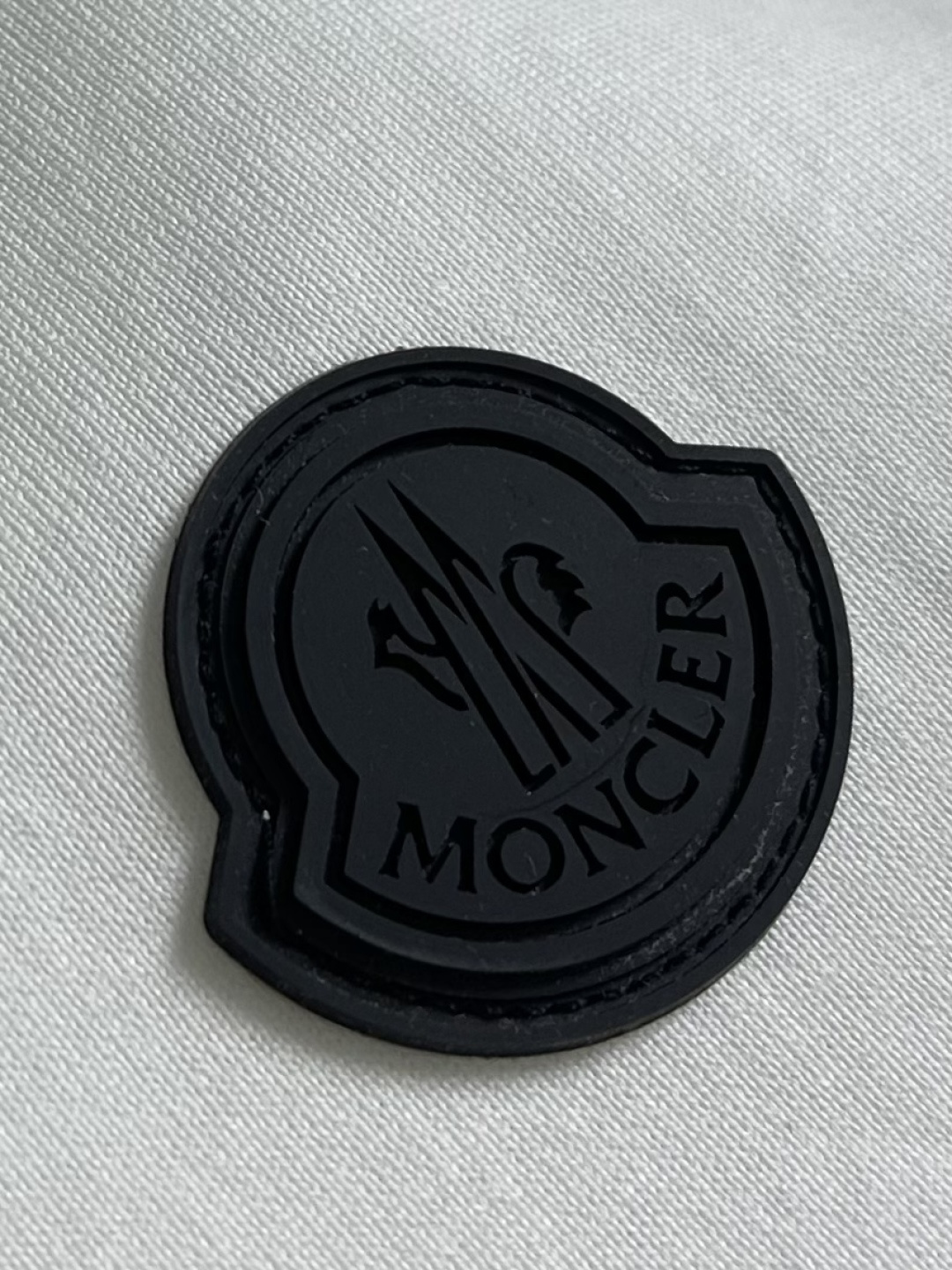 Moncler 2026SS早春新品短袖T恤，经典徽标短袖T恤。精选280g 高支精梳棉混纺面料，亲肤透