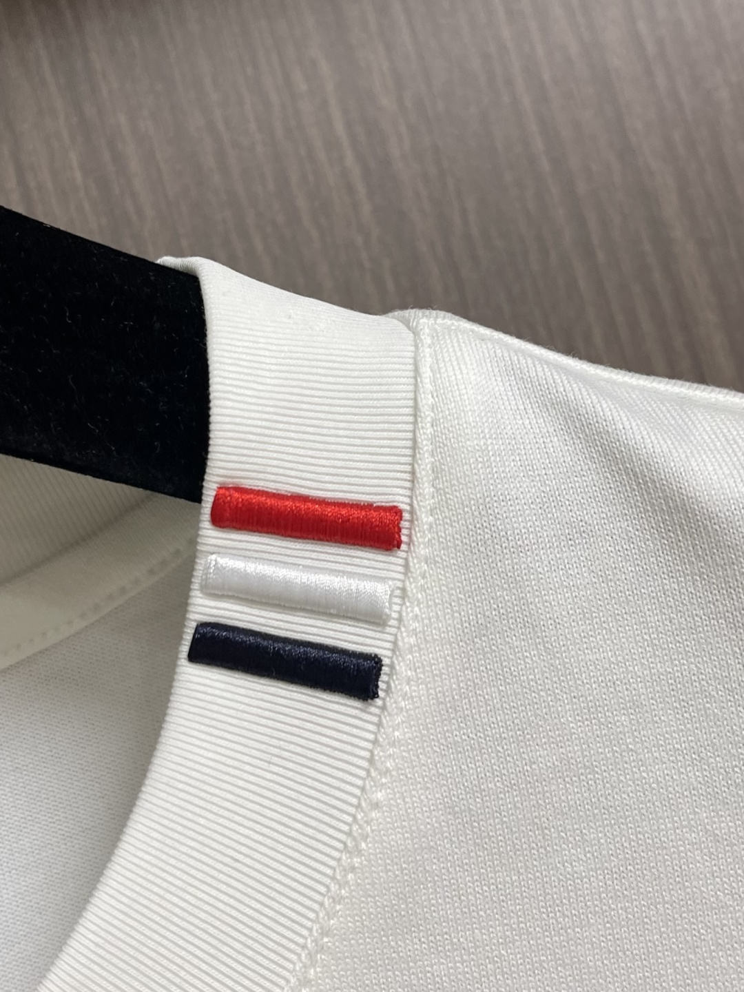 Moncler 2026SS早春新品短袖T恤，经典徽标短袖T恤。精选280g 高支精梳棉混纺面料，亲肤透
