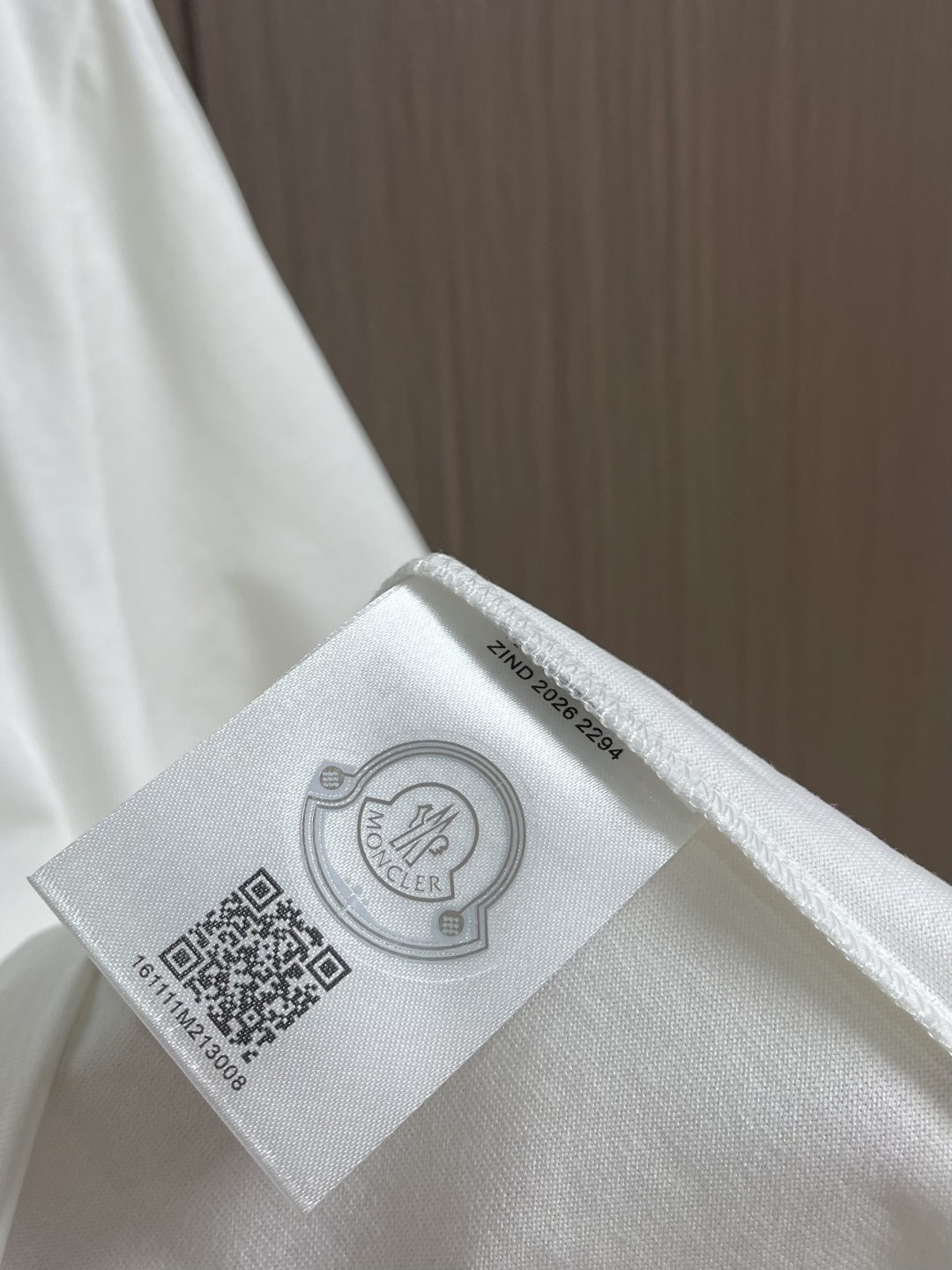 Moncler 2026SS早春新品短袖T恤，经典徽标短袖T恤。精选280g 高支精梳棉混纺面料，亲肤透