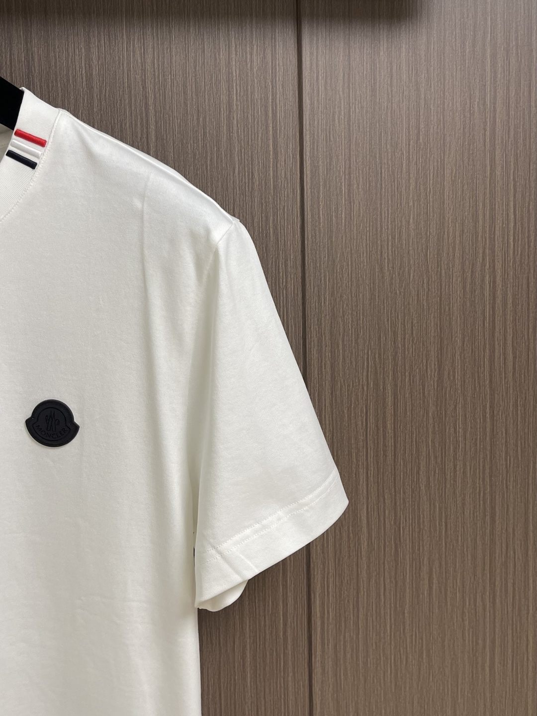 Moncler 2026SS早春新品短袖T恤，经典徽标短袖T恤。精选280g 高支精梳棉混纺面料，亲肤透