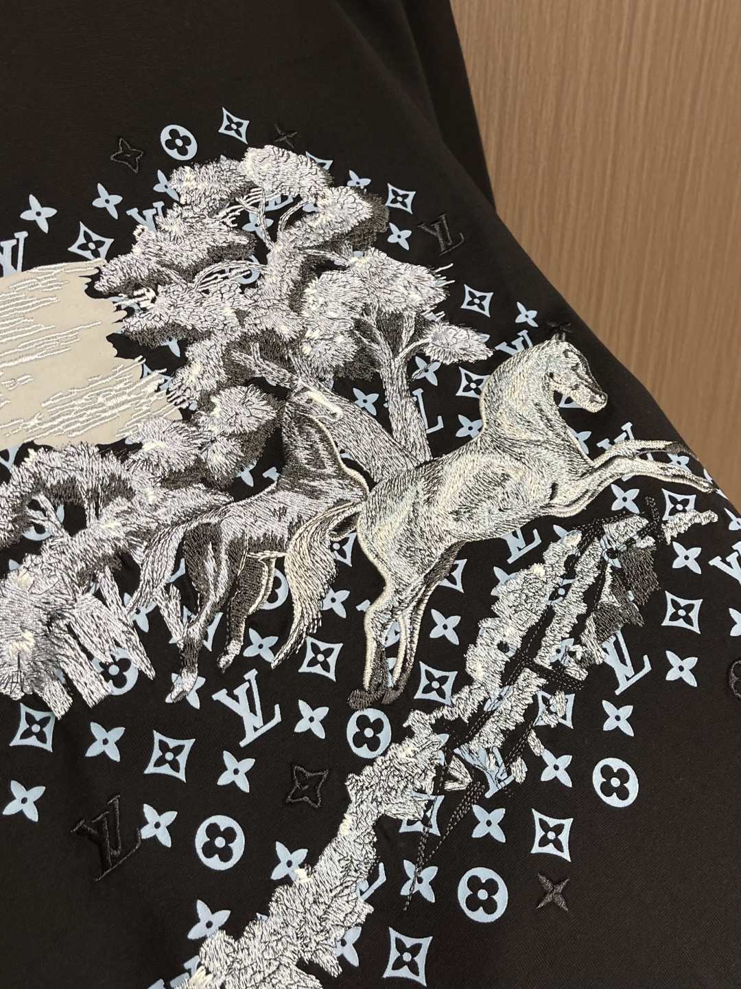 LV 2026ss 早春印花logo纯棉质阔版圆领男士短袖t恤，新季新推系列将标识巧妙融入设计，塑就一系