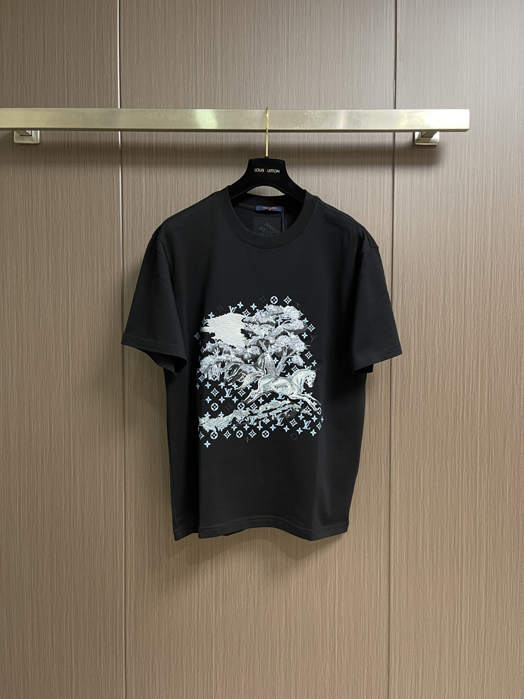 NO:745910,LV 2026ss early spring printed logo pure cotton wide round neck men's short-sleeved T-shirt. The new season launch series cleverly integrates the logo into the design to create a series of sports-style items full of retro style. On this versatile T-shirt, a pattern with a hint of nostalgia is presented on the body in a low-key manner. The double-ply cotton plain fabric is selected from the original version. The upper body is wide and comfortable, and can be worn outside or inside. Sizes M-3XL  Size M, length 67cm, shoulder width 47.5cm, bust 104cm, size L, length 69cm, shoulder width 49cm, bust 108cm, XL length 71cm, shoulder width 50.5cm, bust 112cm, size XXL, length 73cm, shoulder width 52cm, bust 116cm, size XXXL, length 75cm, shoulder width 53.5cm, bust 120cm, Louis  vuitton,T-shirt,tees,t-shirt,19860909LV 2026ss 早春印花logo纯棉质阔版圆领男士短袖t恤,新季新推系列将标识巧妙融入设计,塑就一系列充满复古风情的运动风单品.在这款百搭t恤上,带着一丝怀旧意蕴的图案低调呈现于衣身,优选特定原版开发双股精棉平纹面料,上身挺阔舒适度佳,外穿内搭随意搭配 .尺码M-3XL M码衣长67cm肩宽47.5cm 胸围104cm L码衣长69cm肩宽49cm 胸围108cm XL码衣长71cm 肩宽50.5cm 胸围112cm XXL码衣长73cm肩宽52cm 胸围116cm XXXL码衣长75cm 肩宽53.5cm 胸围120cm,,louis vuitton,T-shirt,tees，t-shirt,,Men's clothing