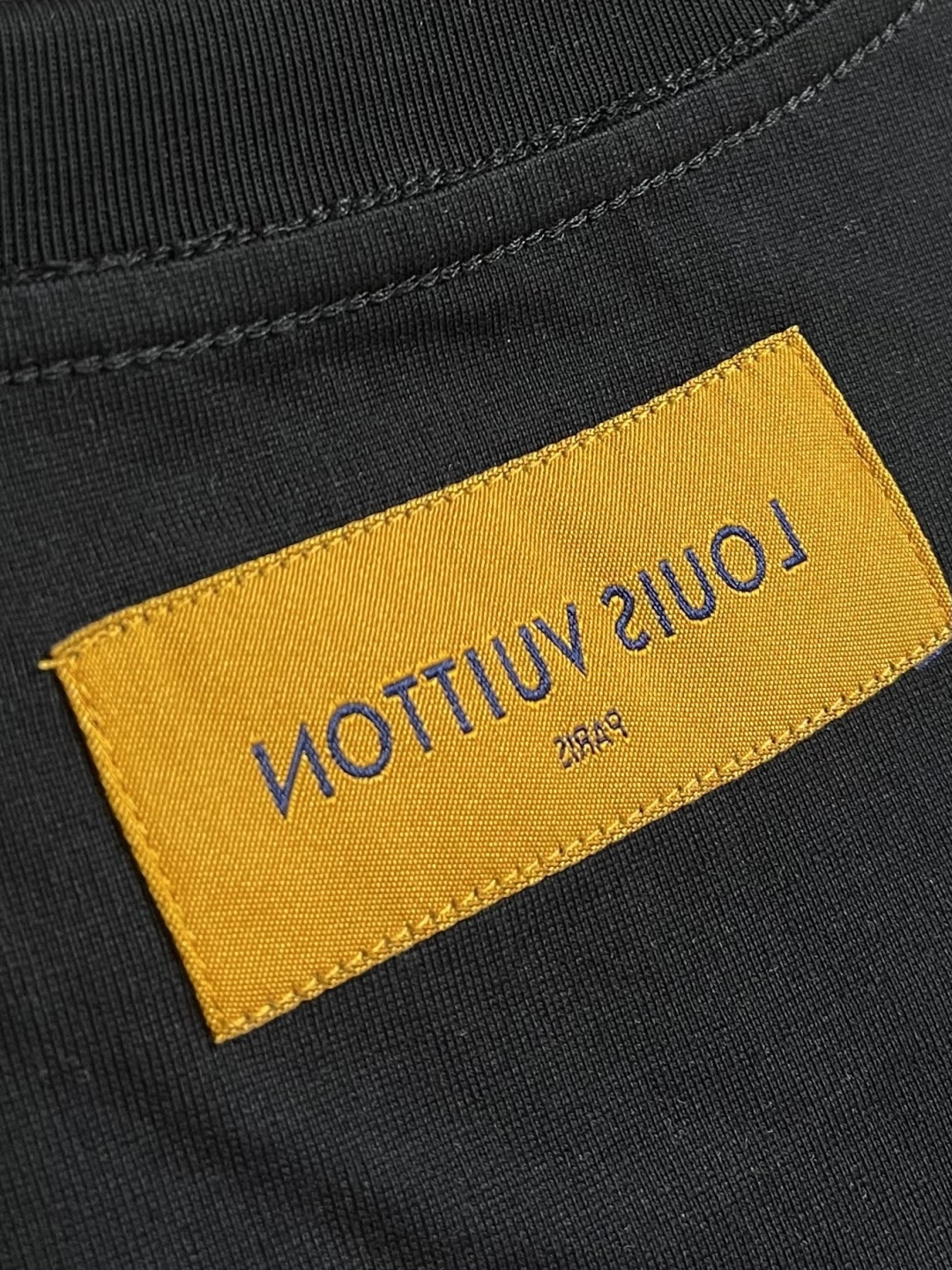 LV 字母logo拼布刺绣圆领T恤，大logo标识精致升级，灵感源自八十年代复古刺绣，同缸染面料 手感非