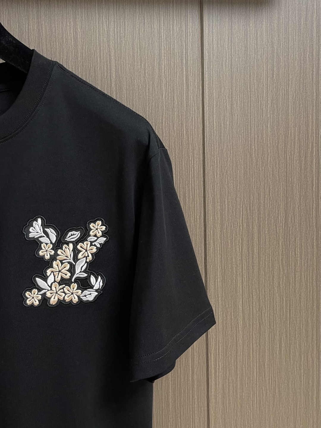LV 字母logo拼布刺绣圆领T恤，大logo标识精致升级，灵感源自八十年代复古刺绣，同缸染面料 手感非