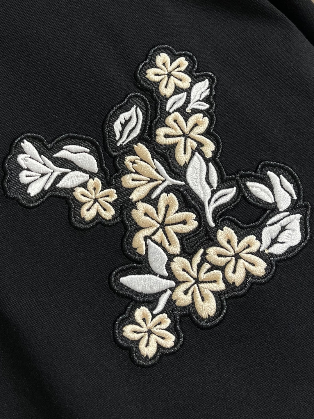 LV 字母logo拼布刺绣圆领T恤，大logo标识精致升级，灵感源自八十年代复古刺绣，同缸染面料 手感非