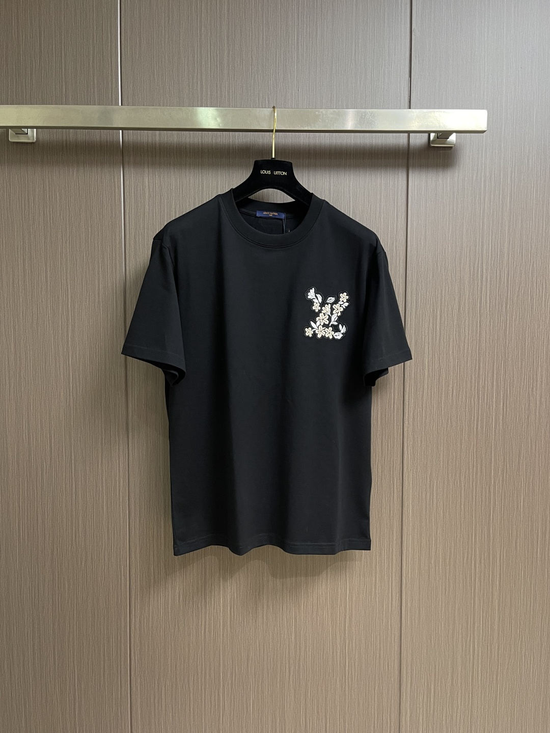 LV 字母logo拼布刺绣圆领T恤，大logo标识精致升级，灵感源自八十年代复古刺绣，同缸染面料 手感非
