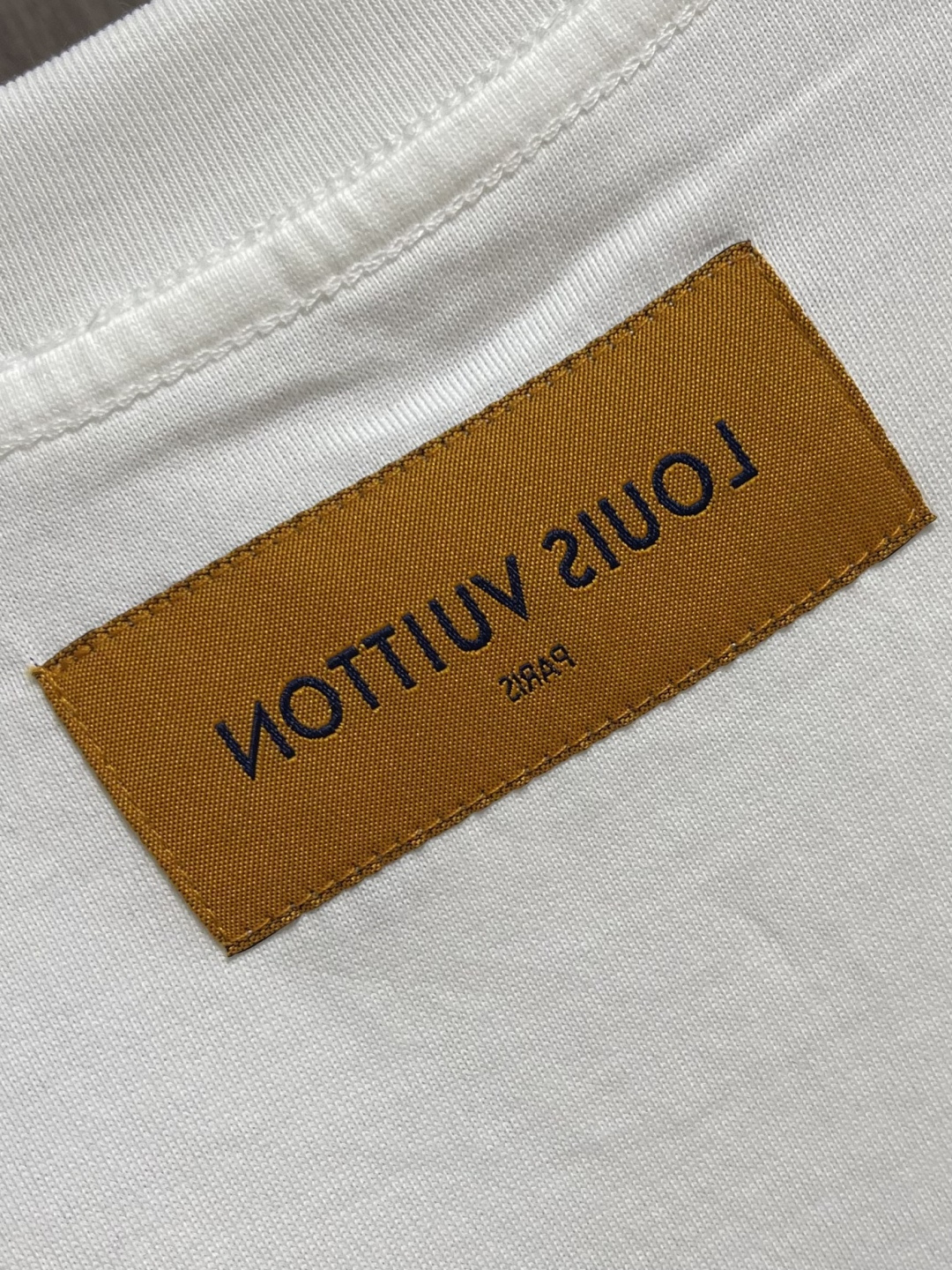 LV 字母logo拼布刺绣圆领T恤，大logo标识精致升级，灵感源自八十年代复古刺绣，同缸染面料 手感非