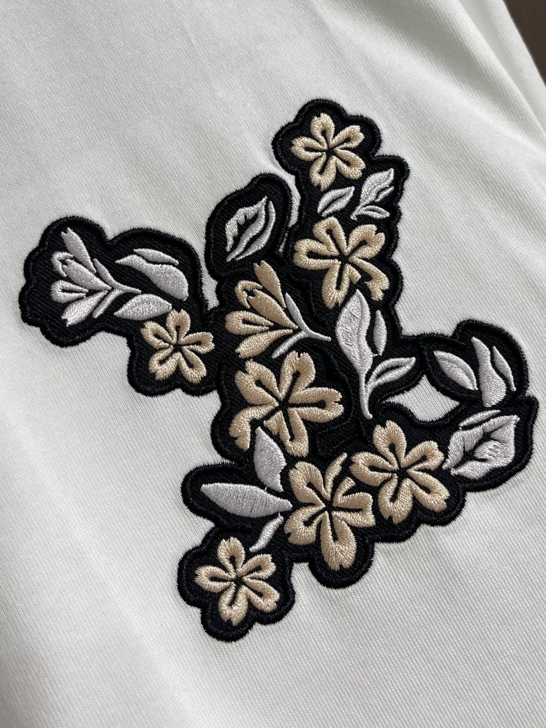 LV 字母logo拼布刺绣圆领T恤，大logo标识精致升级，灵感源自八十年代复古刺绣，同缸染面料 手感非