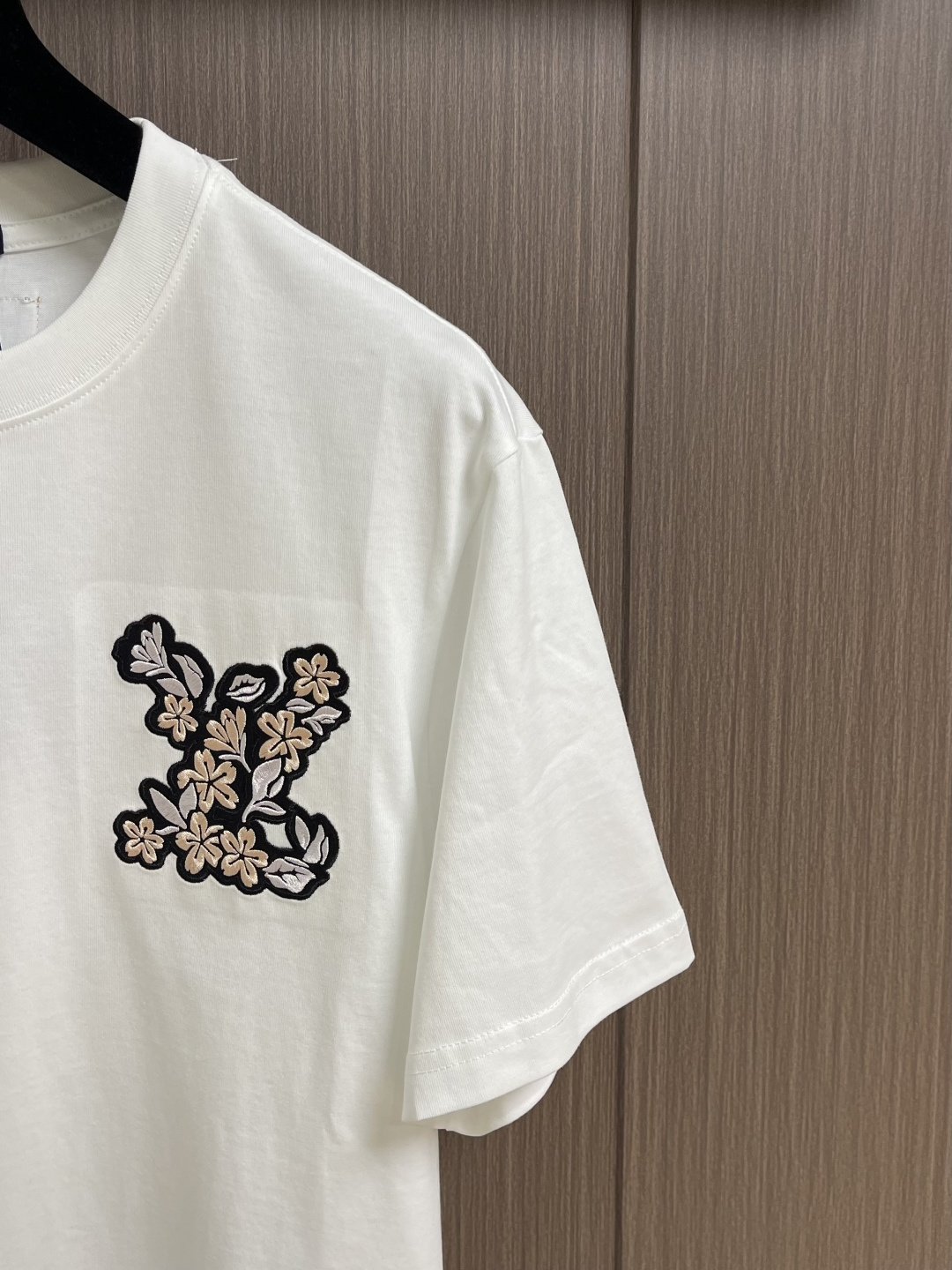 LV 字母logo拼布刺绣圆领T恤，大logo标识精致升级，灵感源自八十年代复古刺绣，同缸染面料 手感非