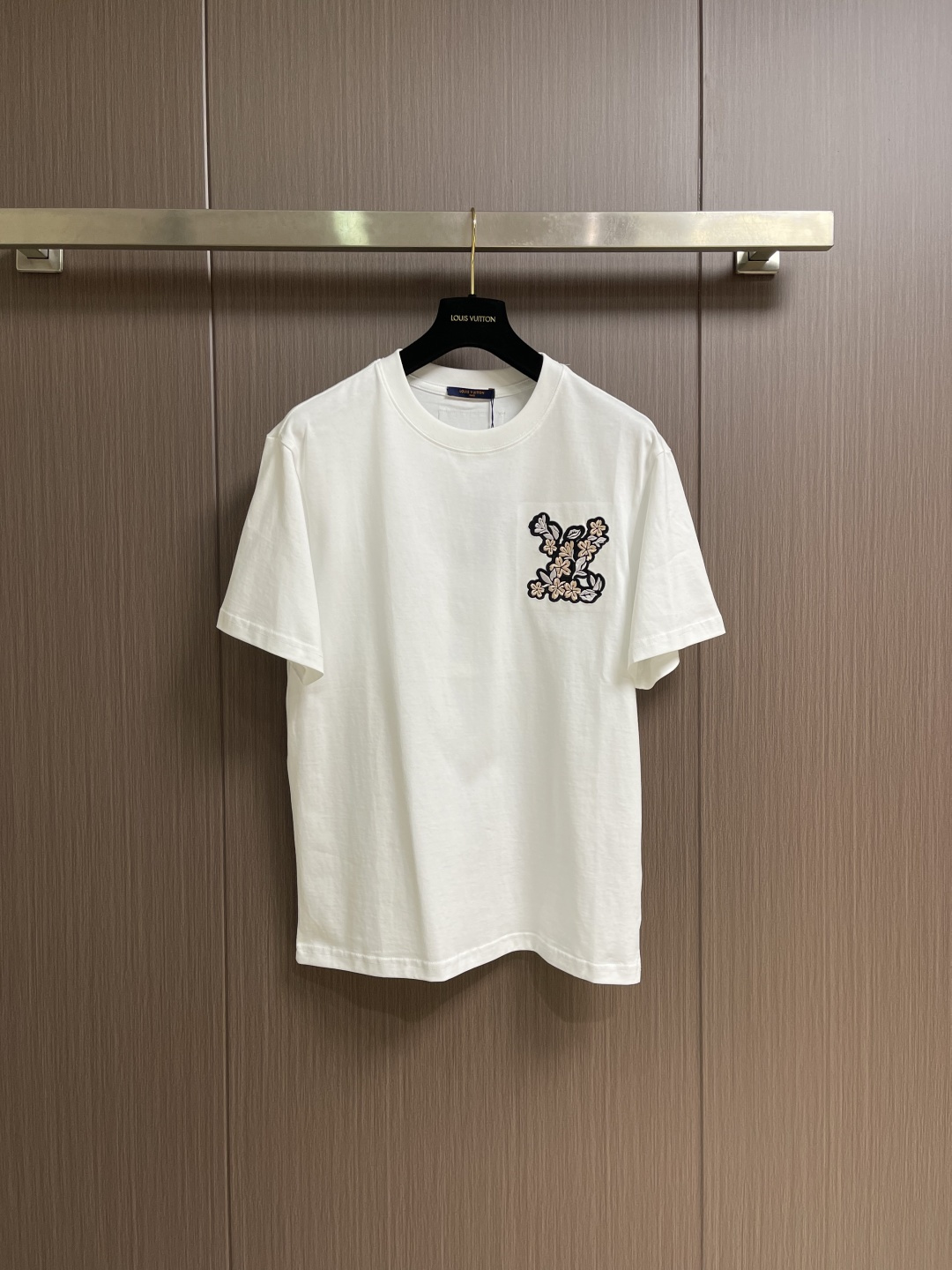 NO:745920,LV letter logo patchwork embroidered round neck T-shirt, the large logo logo is exquisitely upgraded, inspired by the retro embroidery of the 1980s, and the fabric is dyed in the same vat. It feels very comfortable, fashionable and personalized. It is super versatile and good-looking, suitable for both men and women. A must-have item. Sizes  Shoulder width 50.5cm, bust 112cm, XXL length 73cm, shoulder width 52cm, bust 116cm XXXL length 75cm, shoulder width 53.5cm, bust 120cm,, Louis Vuitton, tees, t-shirt,19860909LV 字母logo拼布刺绣圆领T恤,大logo标识精致升级,灵感源自八十年代复古刺绣,同缸染面料 手感非常舒服,时尚又个性 超级百搭好看的一款,男女都非常合适 人手必备款 尺码M-3XL M码衣长67cm肩宽47.5cm 胸围104cm L码衣长69cm肩宽49cm 胸围108cm XL码衣长71cm 肩宽50.5cm 胸围112cm XXL码衣长73cm肩宽52cm 胸围116cm XXXL码衣长75cm 肩宽53.5cm 胸围120cm,,louis vuitton,tees，t-shirt,,Men's clothing