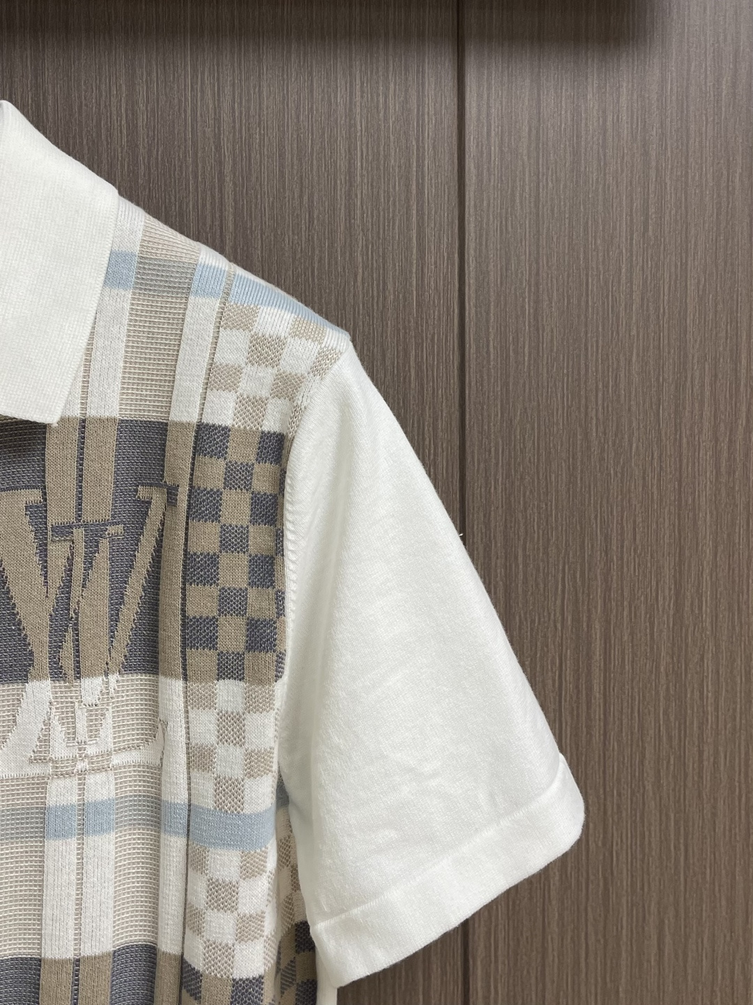LV 字母花卉棋格拼色嵌花短袖针织衫POLO，这款字母花卉棋格拼色嵌花短袖针织衫，采用优质针织面料，通过