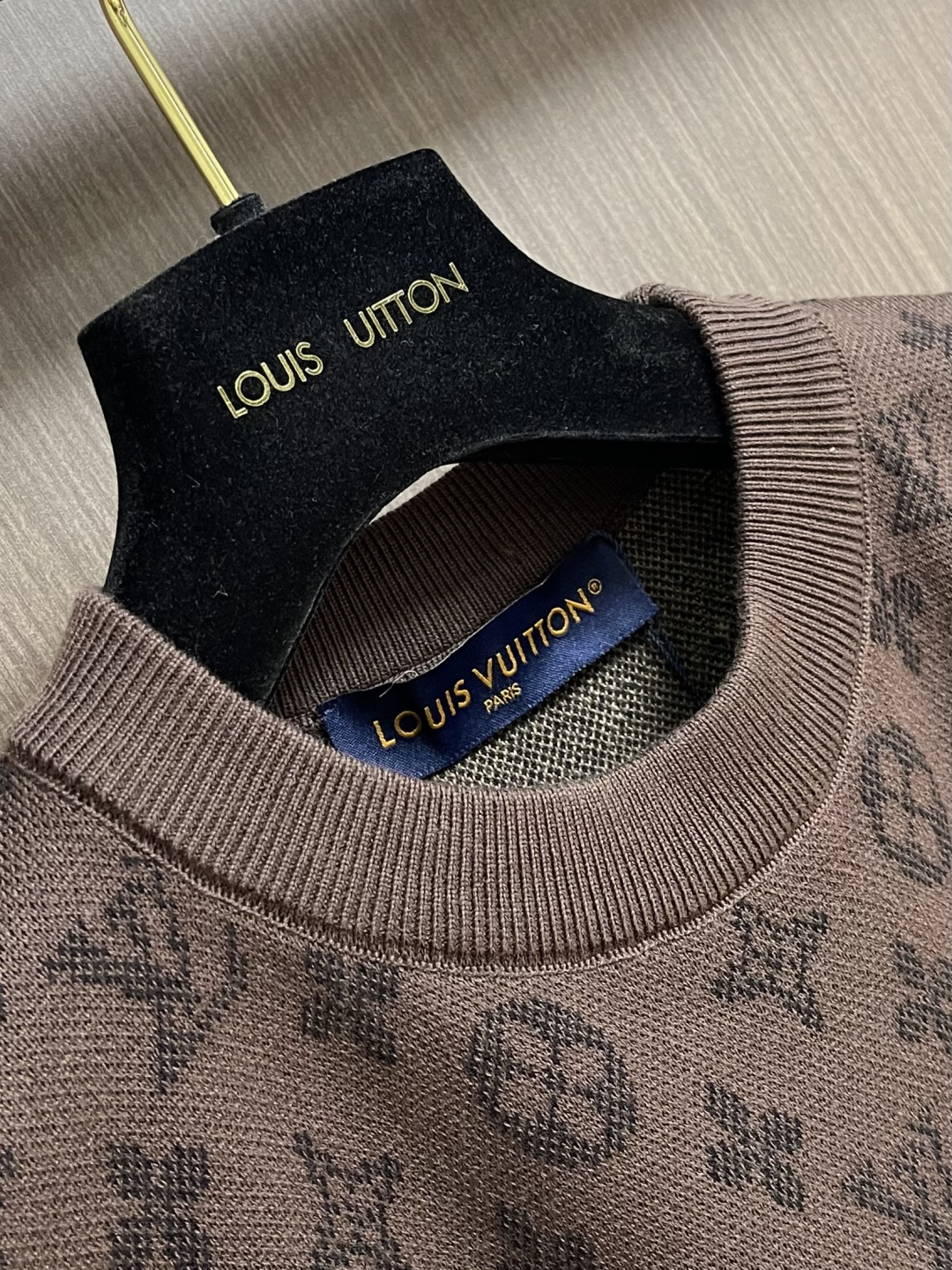 LV 2026SS Monogram提花圆领罗纹衣领短袖T恤，印度的炽热阳光与传统染色工艺奠定2026春