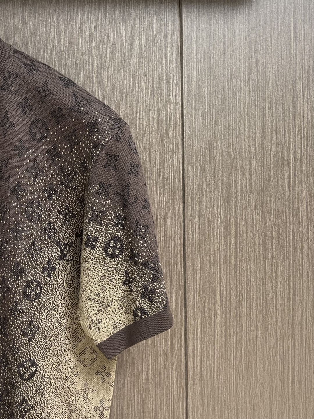 LV 2026SS Monogram提花圆领罗纹衣领短袖T恤，印度的炽热阳光与传统染色工艺奠定2026春