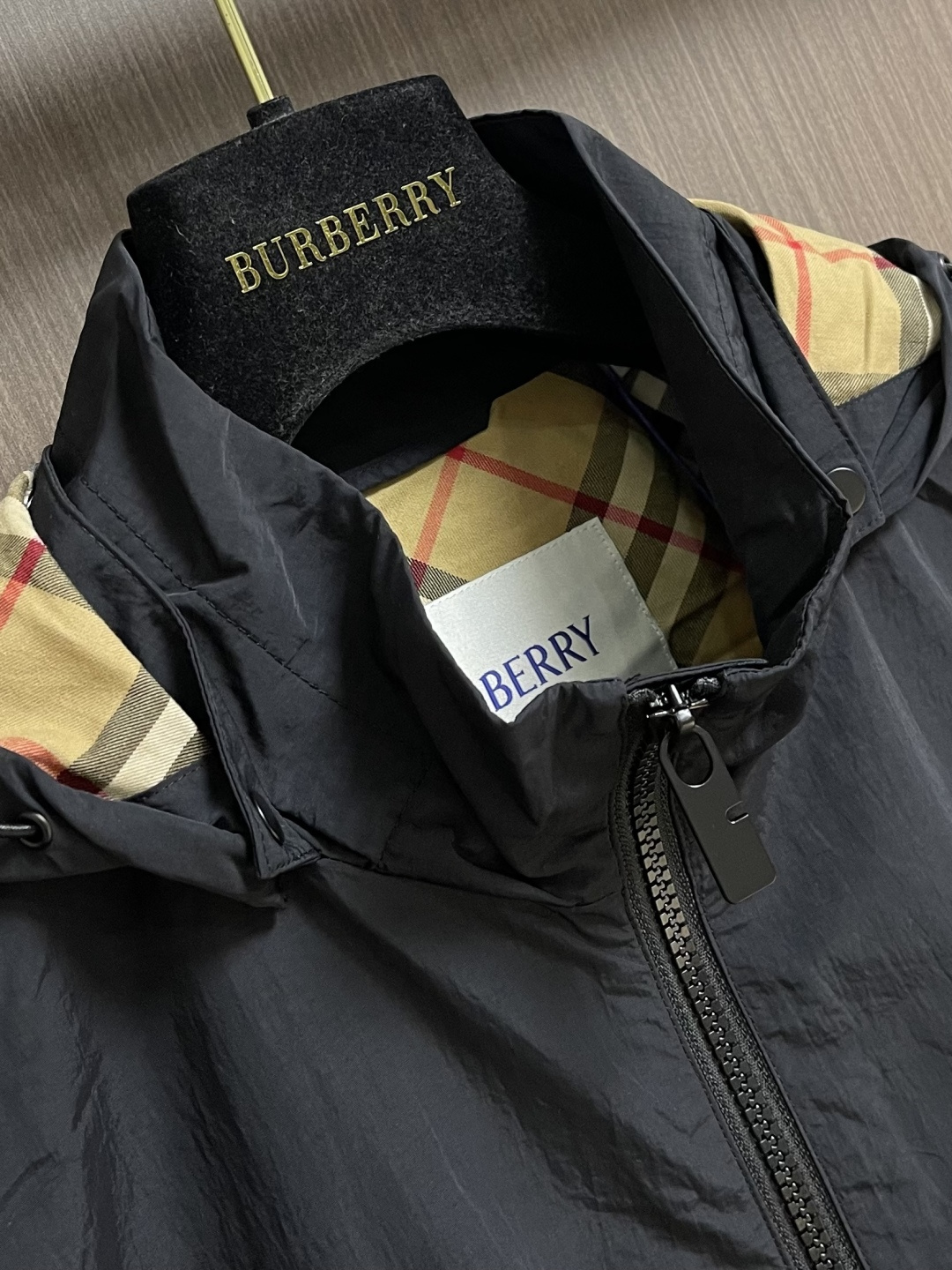 Burberry 2026ss春夏新款可拆卸袖子轻便连帽外套，选用由尼龙面料制成，设计有可调拆卸袖以及双