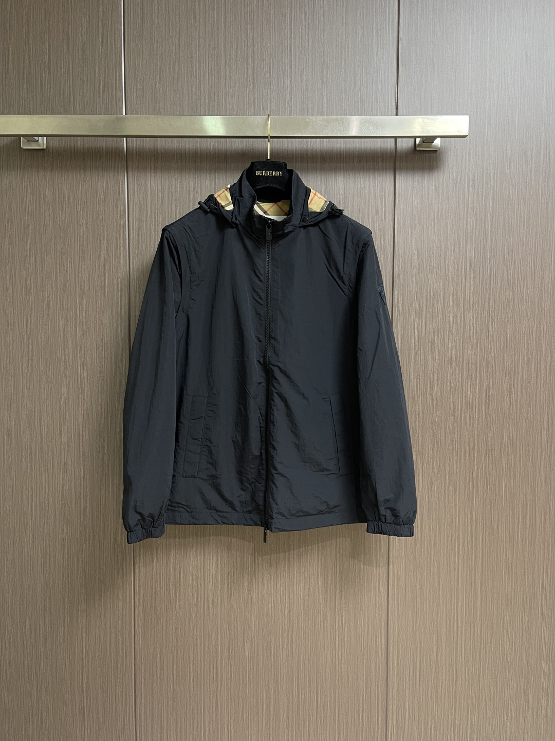 Burberry 2026ss春夏新款可拆卸袖子轻便连帽外套，选用由尼龙面料制成，设计有可调拆卸袖以及双