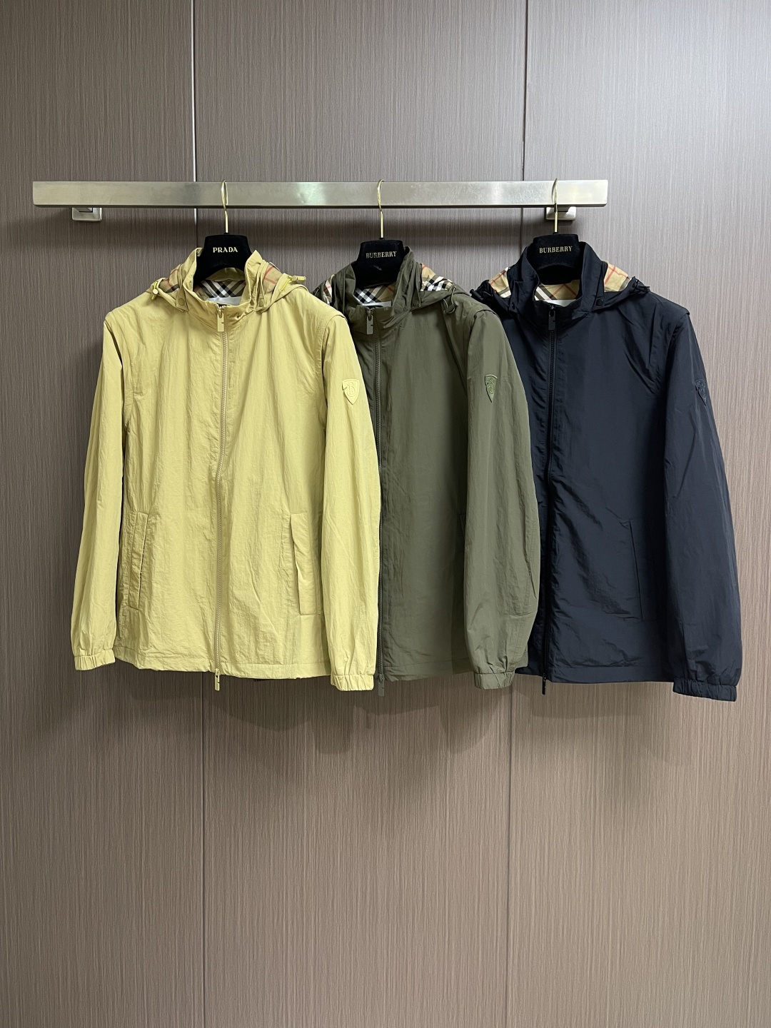 Burberry 2026ss春夏新款可拆卸袖子轻便连帽外套，选用由尼龙面料制成，设计有可调拆卸袖以及双
